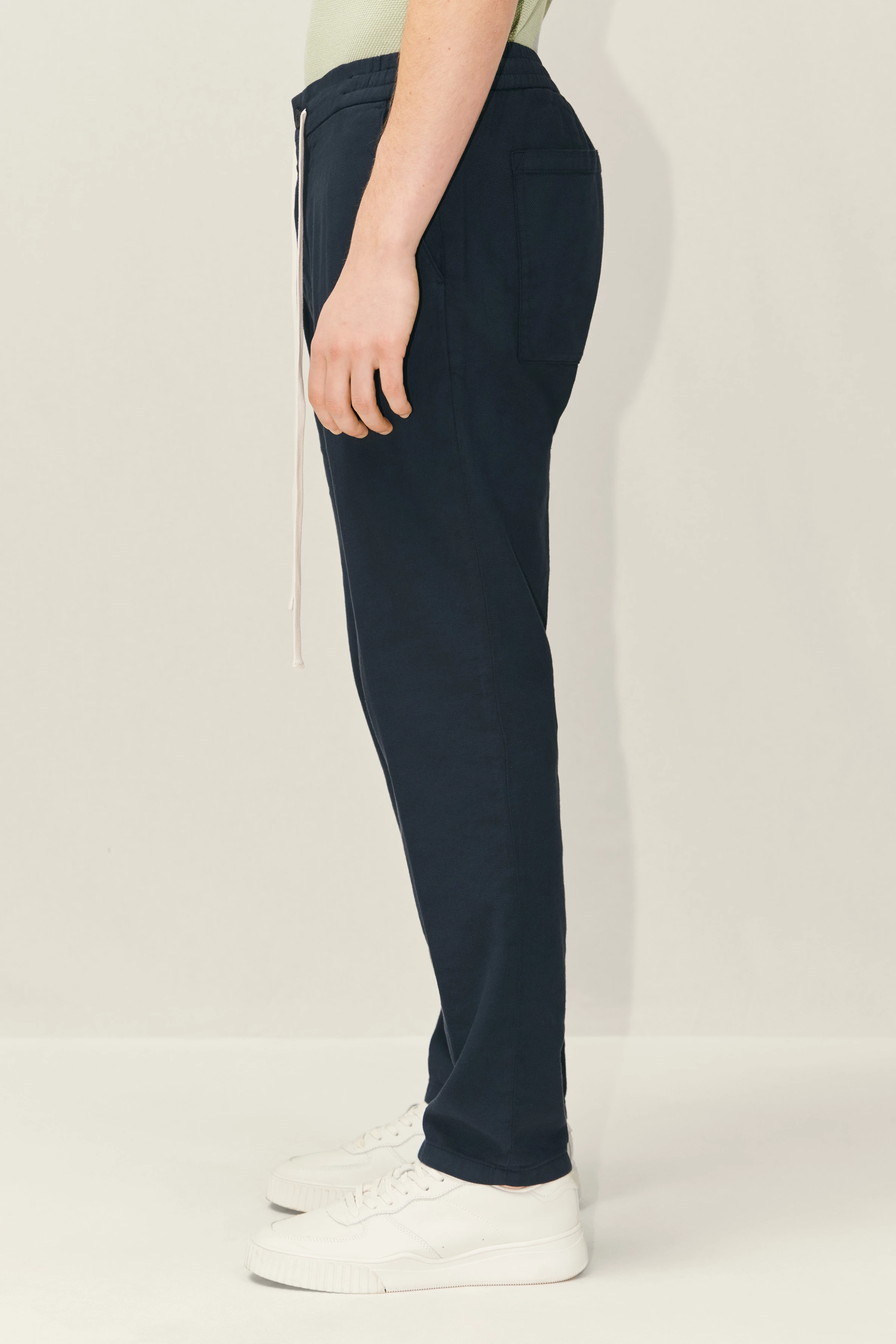 PLAIN - loose jogpants in cotton-linen mix - men - blue - Seitenansicht