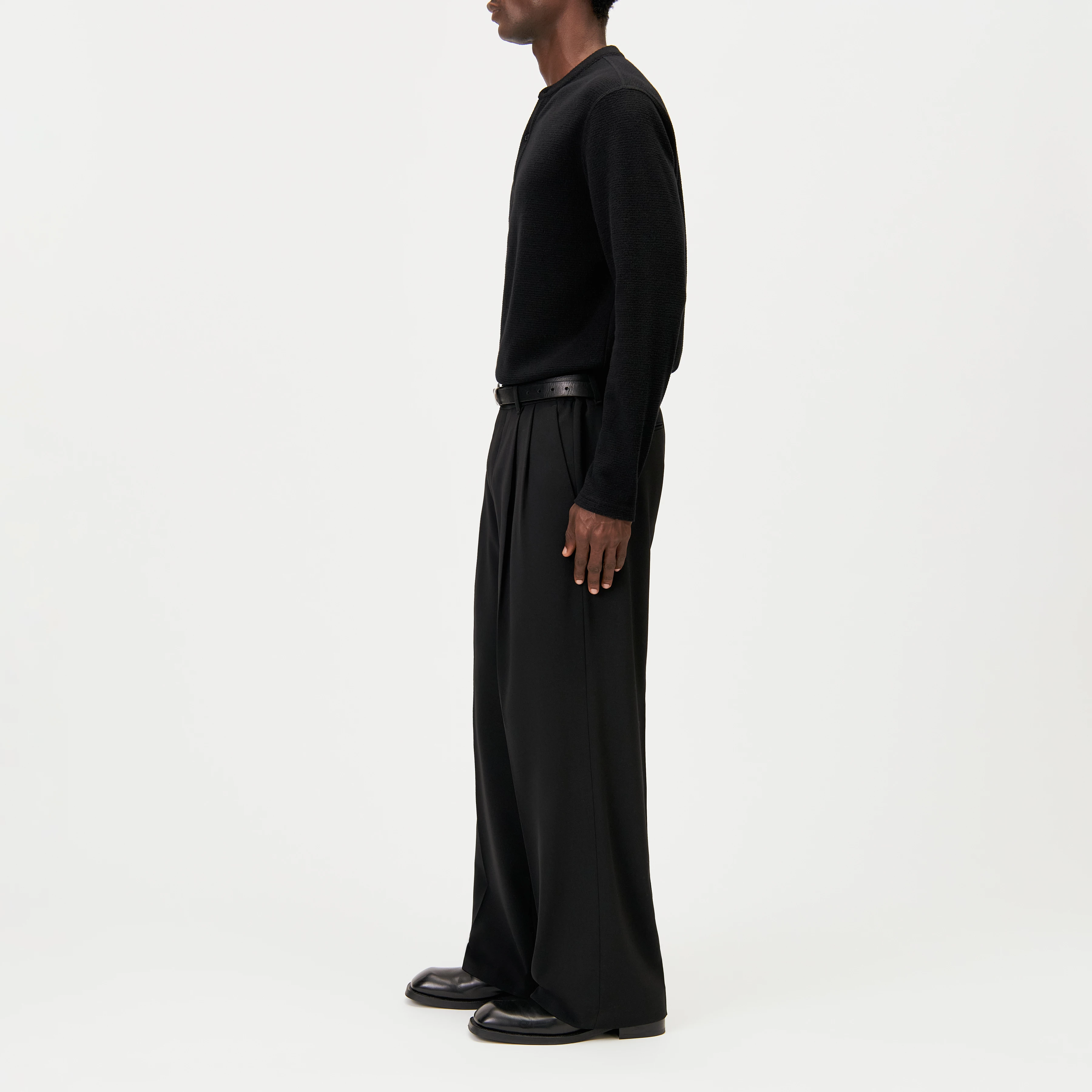LEEK_WIDE - Relaxed fit pleated trousers in gabardine - men - black - Seitenansicht