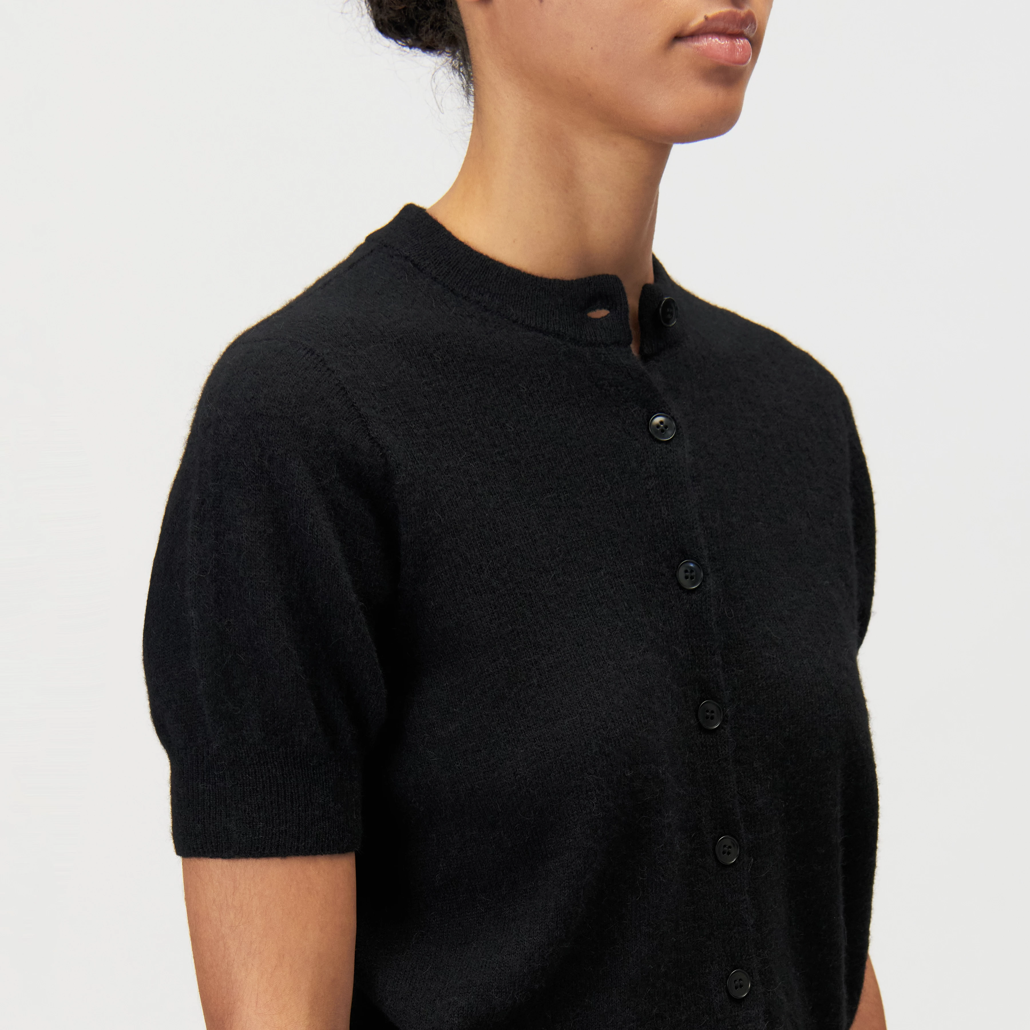 DARYANI - Alpaca-blend cropped cardigan - women - black - Detailansicht am Model