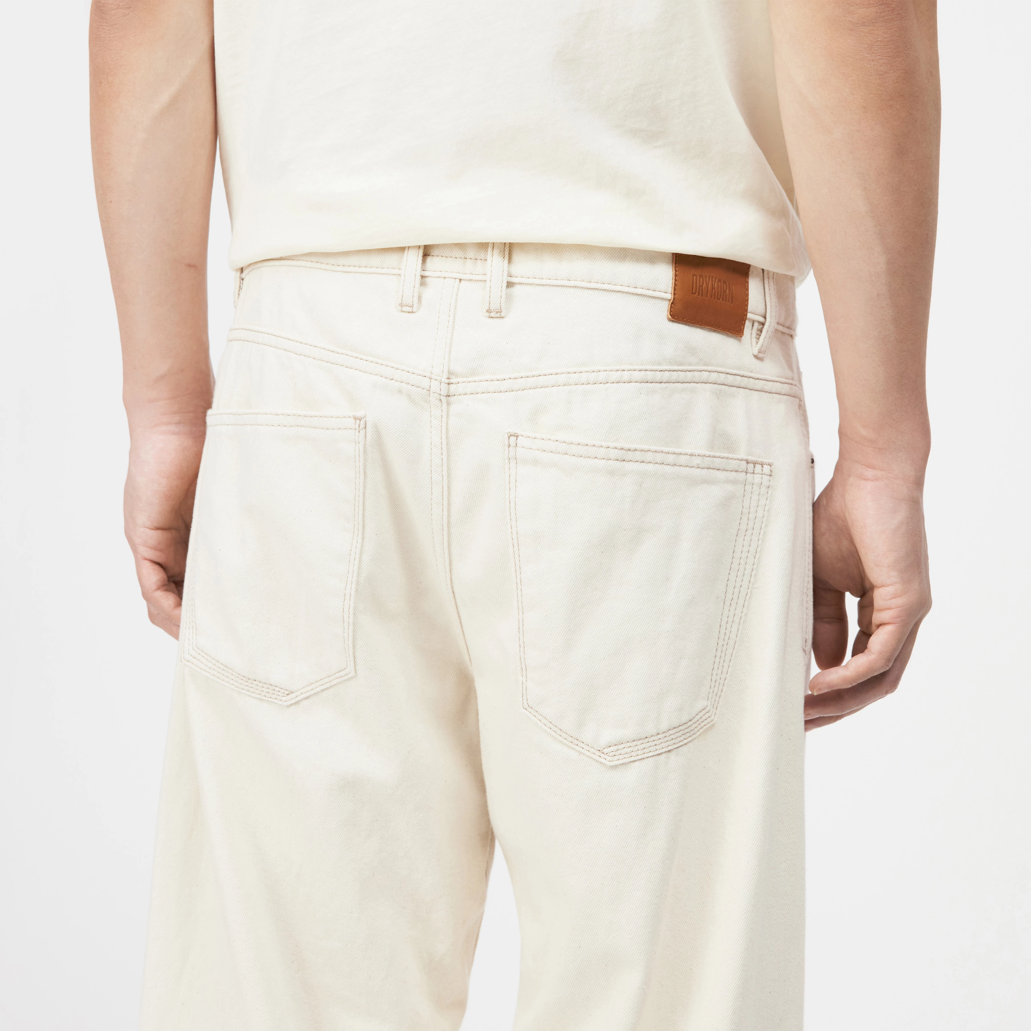 RAWDY_A - Tapered Jeans in Natural Denim - Herren - Metall - Detailansicht am Model