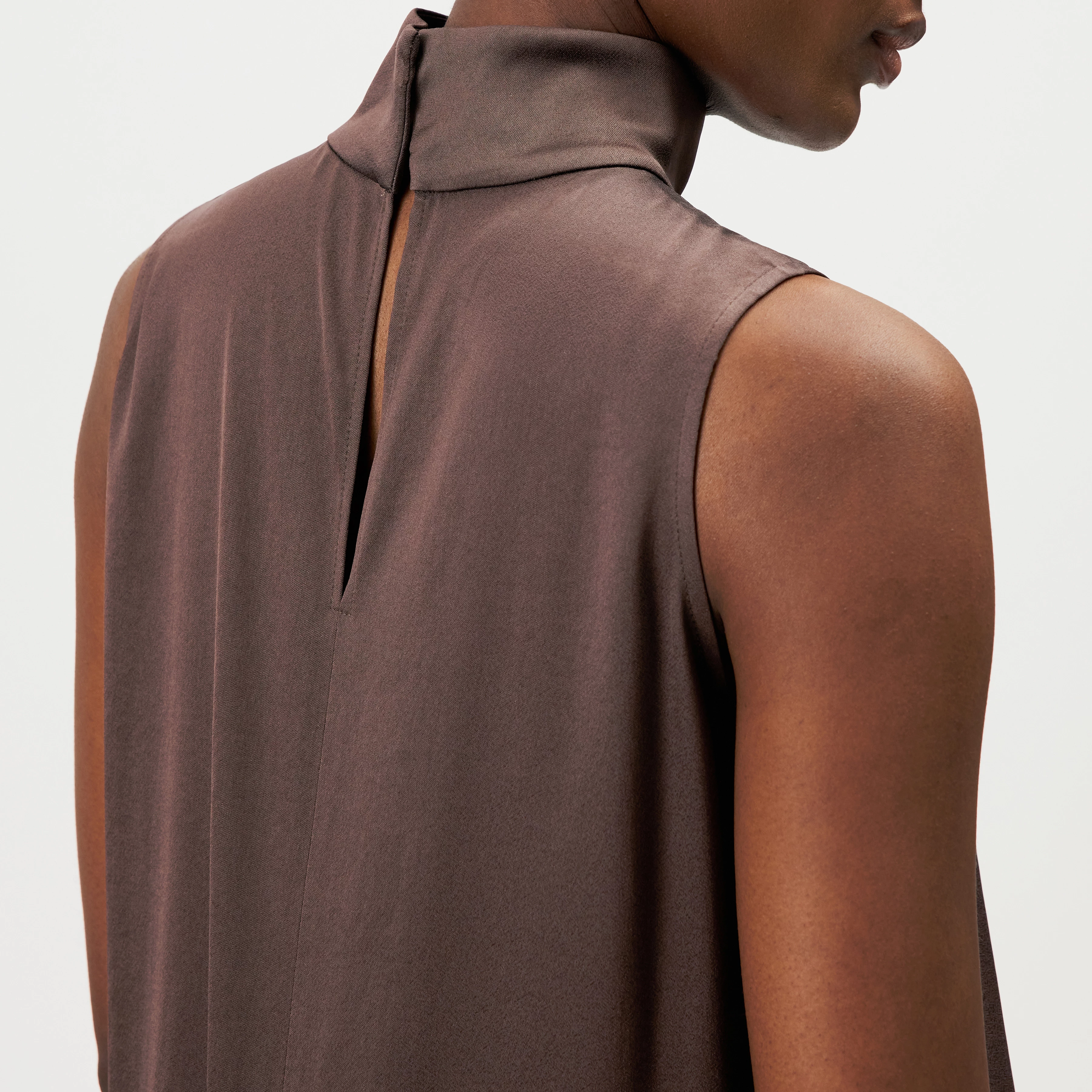 HALIRA - Top blouse en satin à col montant - women - marron - Detailansicht am Model