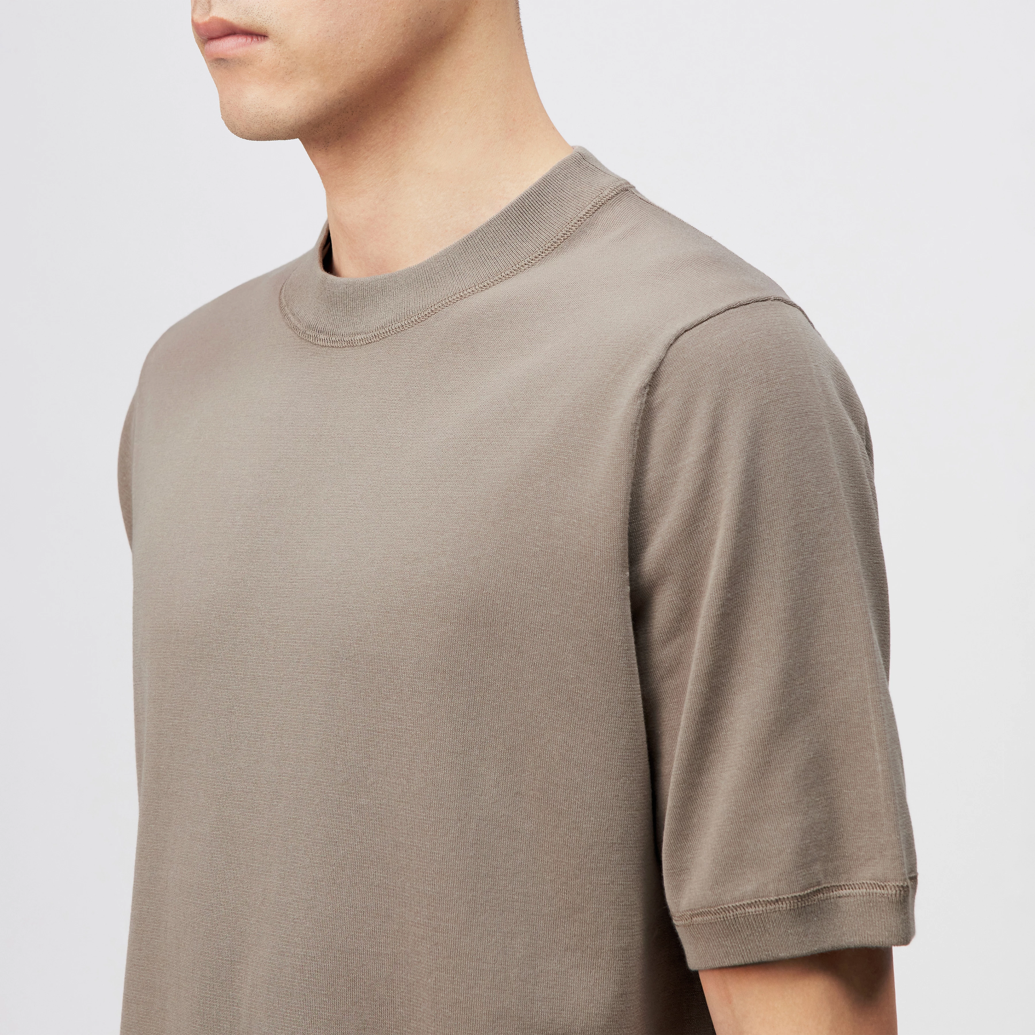 MICANO - Regular fit T-shirt in fine knit - men - beige - Detailansicht am Model
