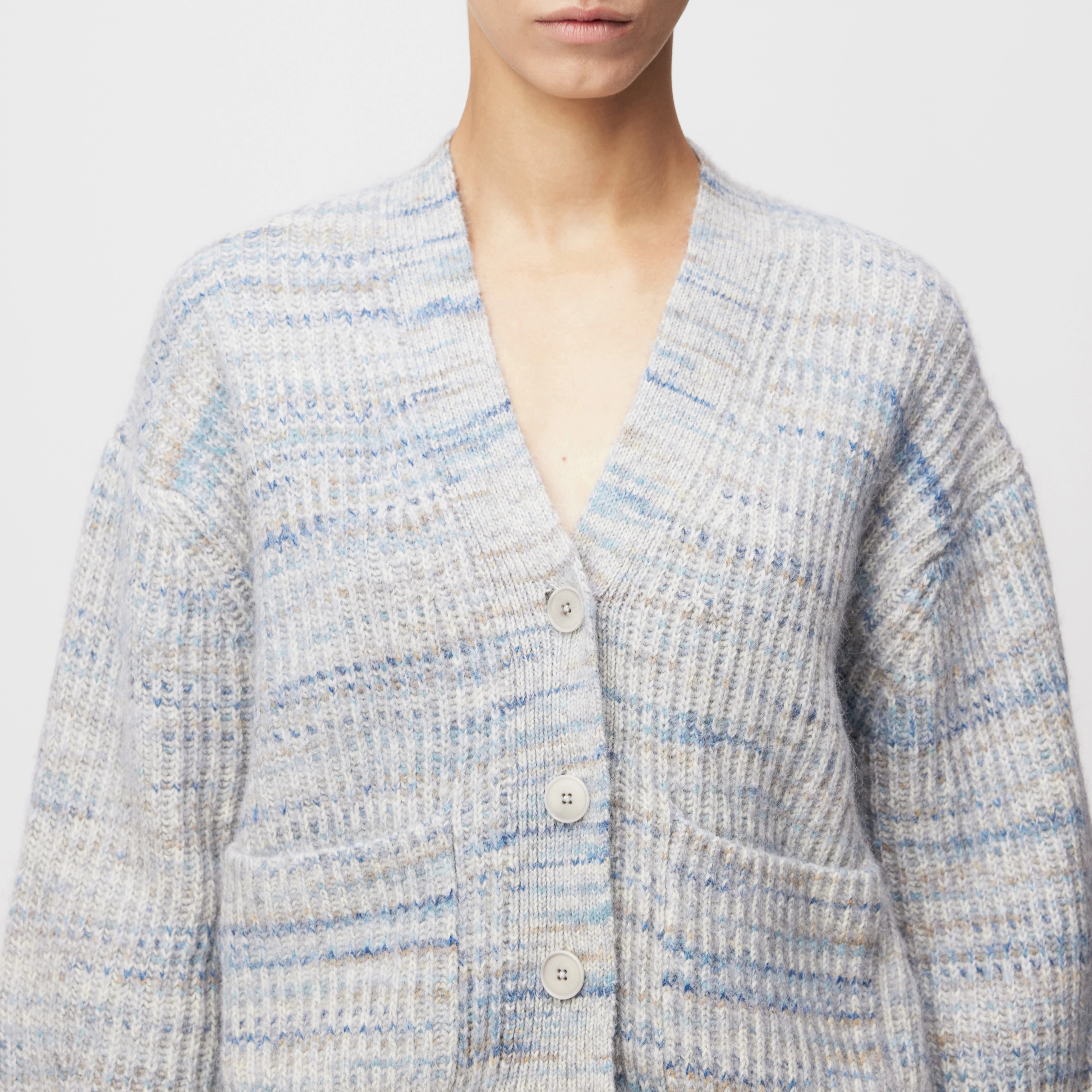 COOPIE_2 - Lässige Strickjacke in bedrucktem Wollmix-Garn - Damen - blau - Detailansicht am Model