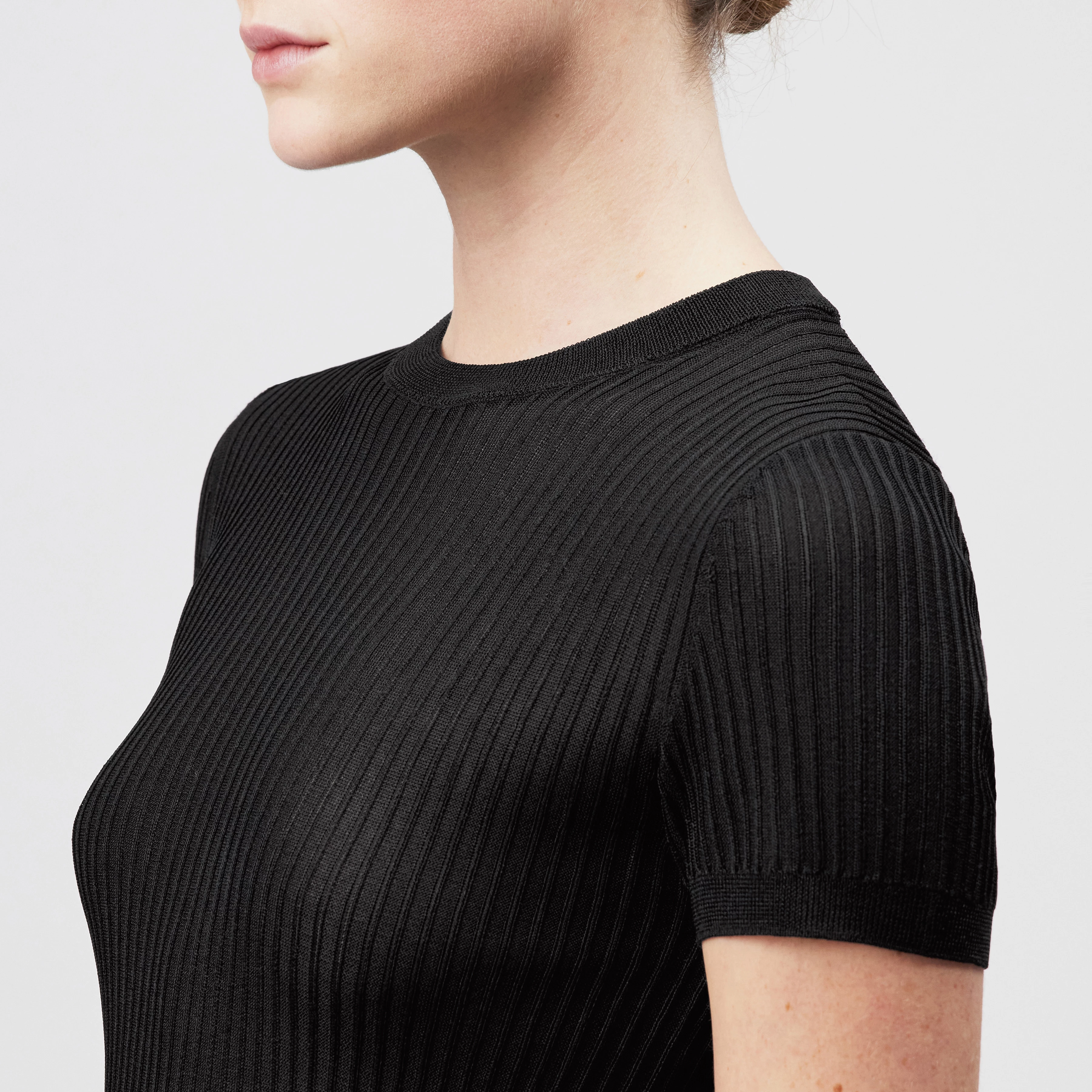 MOGLINI_2 - Crew Neck Knit T-Shirt with Ribbed Texture - women - black - Detailansicht am Model