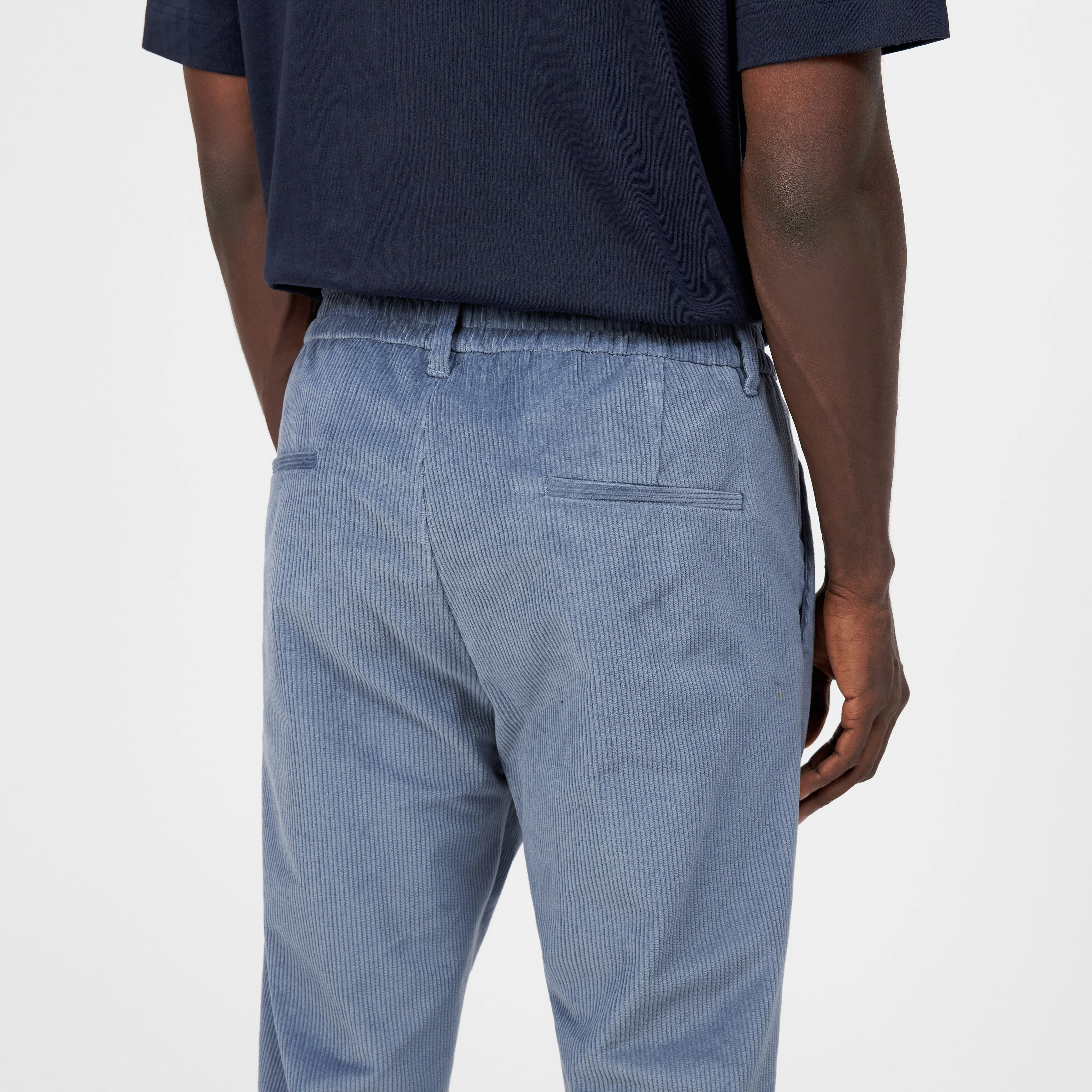 CHASY - Casual trousers with pleats in cotton corduroy - men - blue - Detailansicht am Model