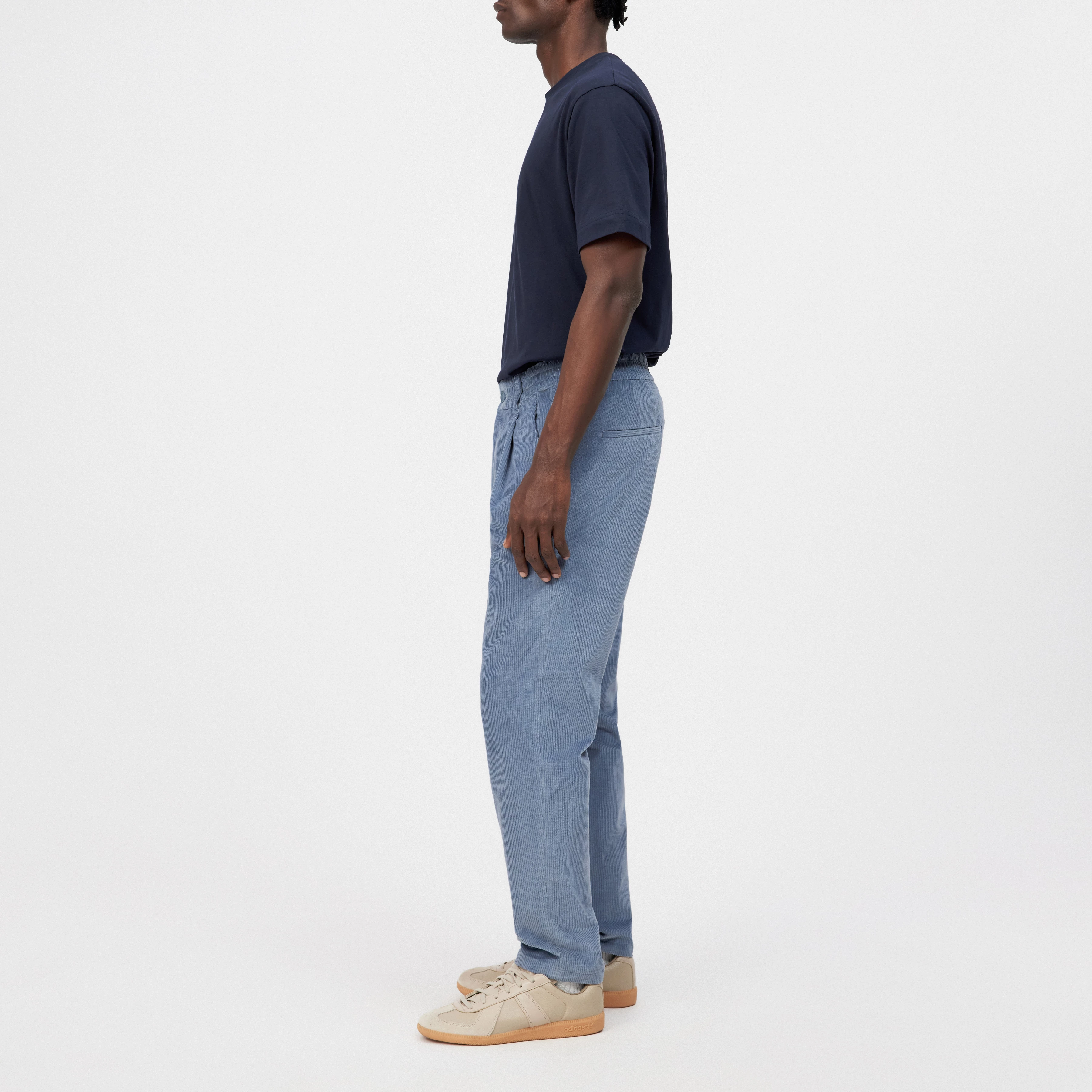 CHASY - Casual trousers with pleats in cotton corduroy - men - blue - Seitenansicht