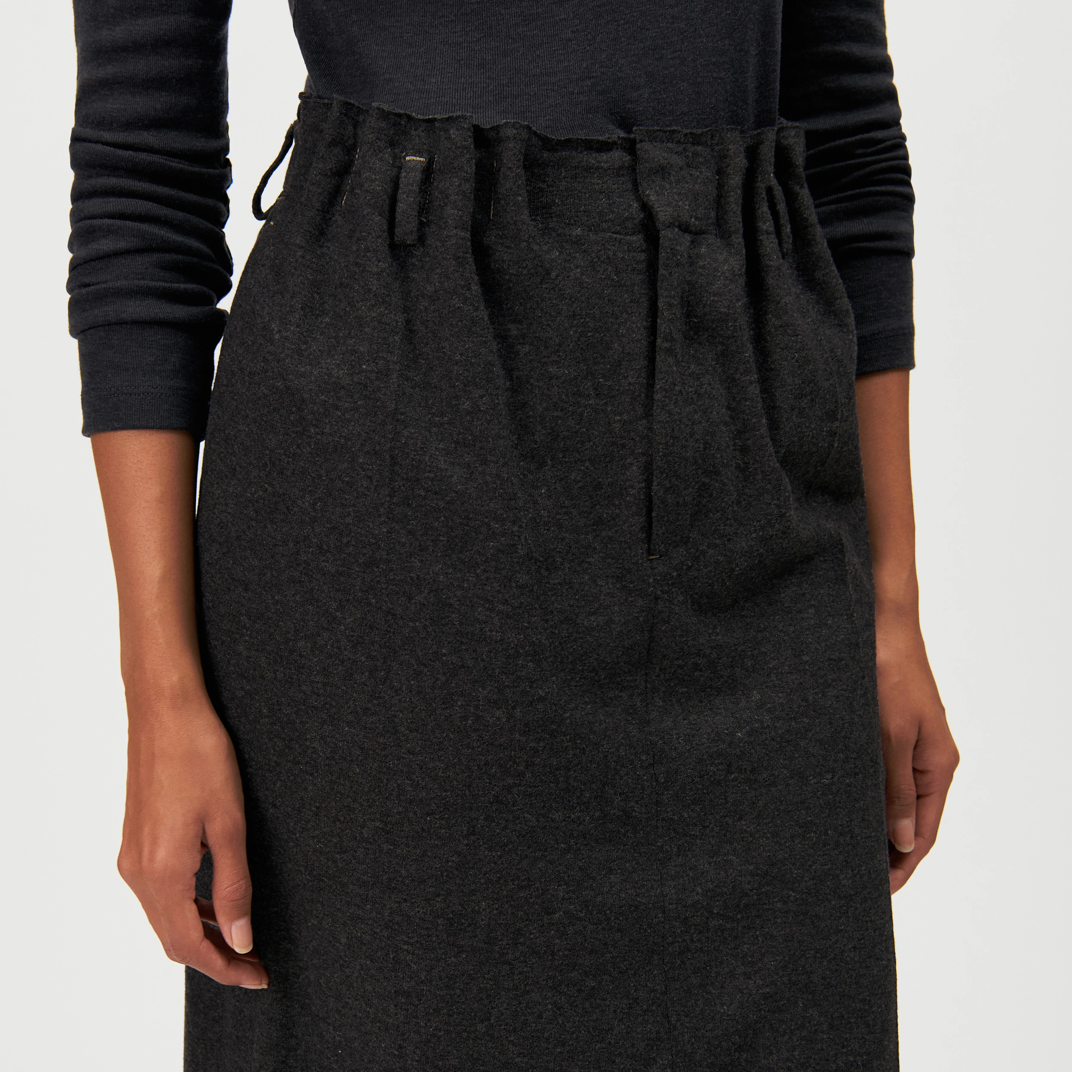 EIRYN - Midi pencil skirt - women - grey - Detailansicht am Model
