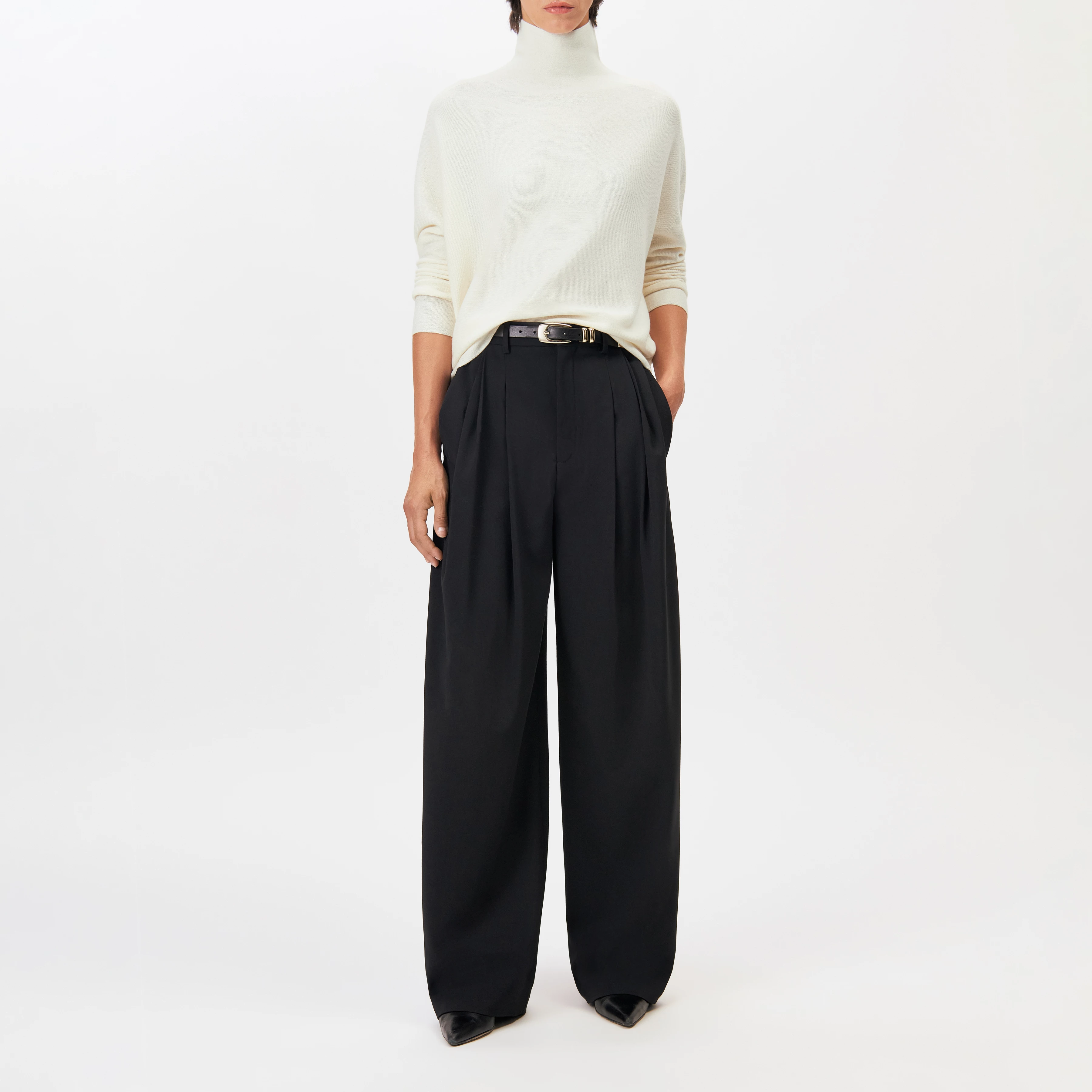 LIORA - Egg-shape turtleneck jumper in 100% merino wool - women - off white - Ganzkörper-Frontansicht