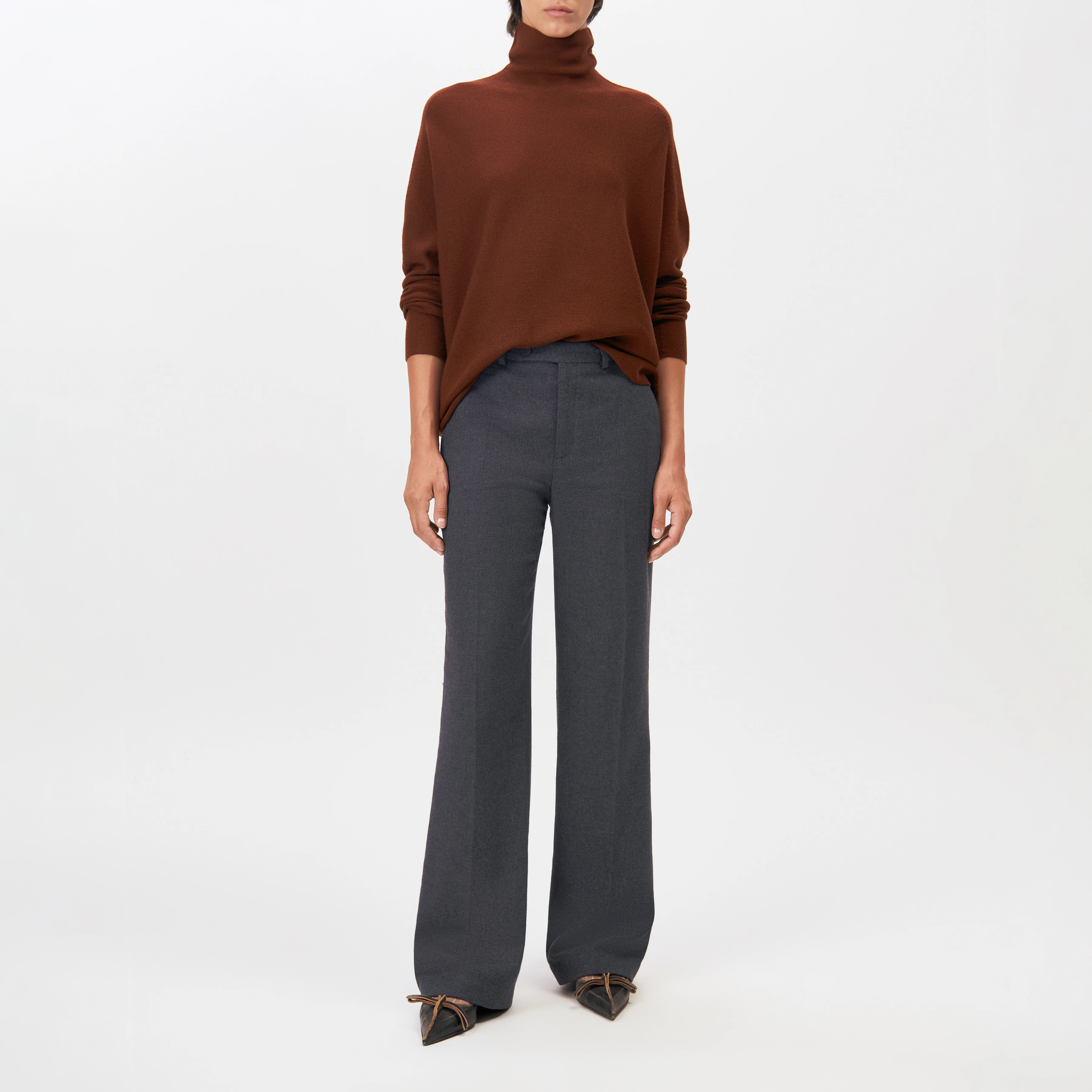 LIORA - Egg-shape turtleneck jumper in 100% merino wool - women - brown - Ganzkörper-Frontansicht