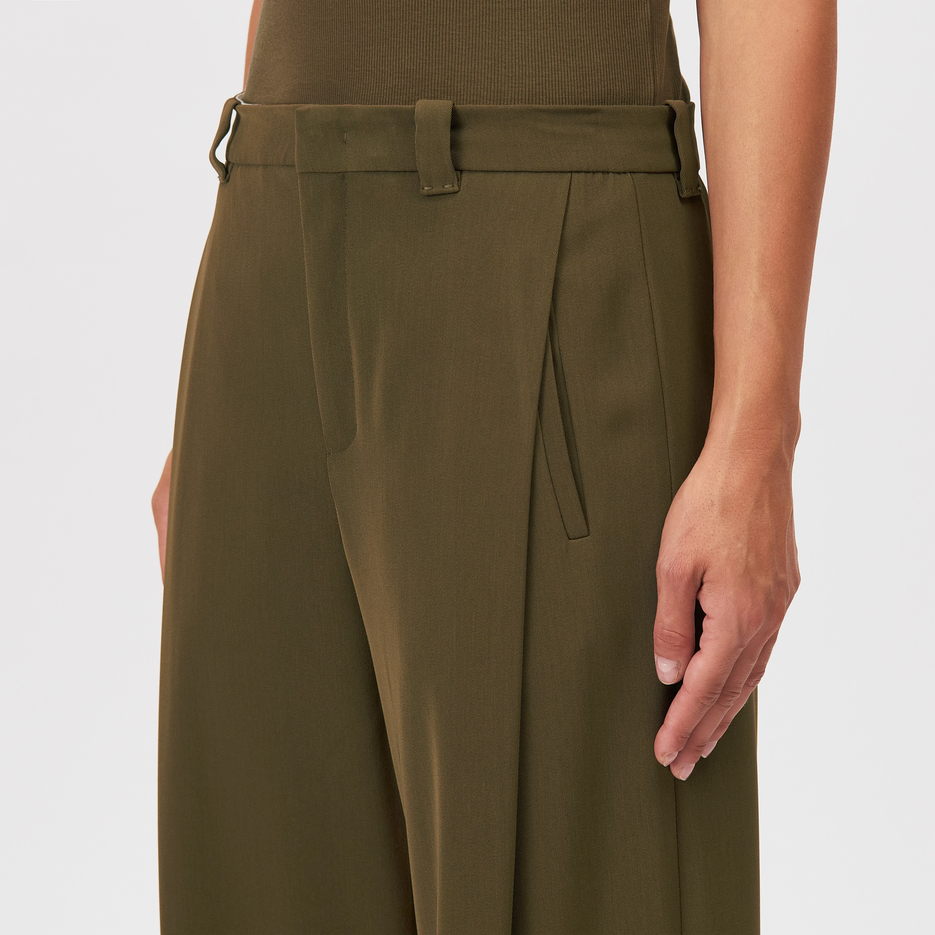 UNPACK - Trousers in techno twill - women - green - Detailansicht am Model