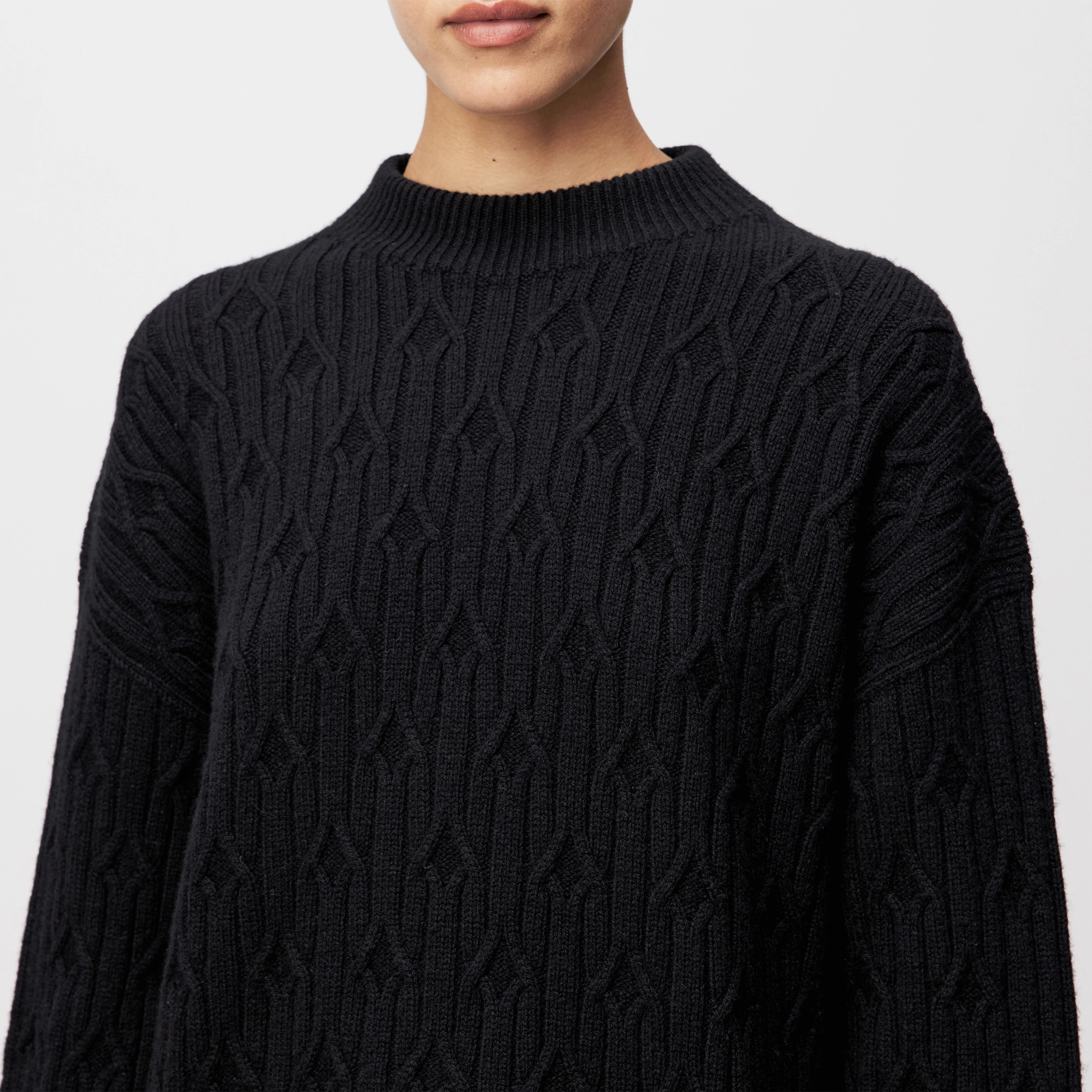 ELSTERI - Strickkleid in Minilänge in Schurwolle - Damen - schwarz - Detailansicht am Model