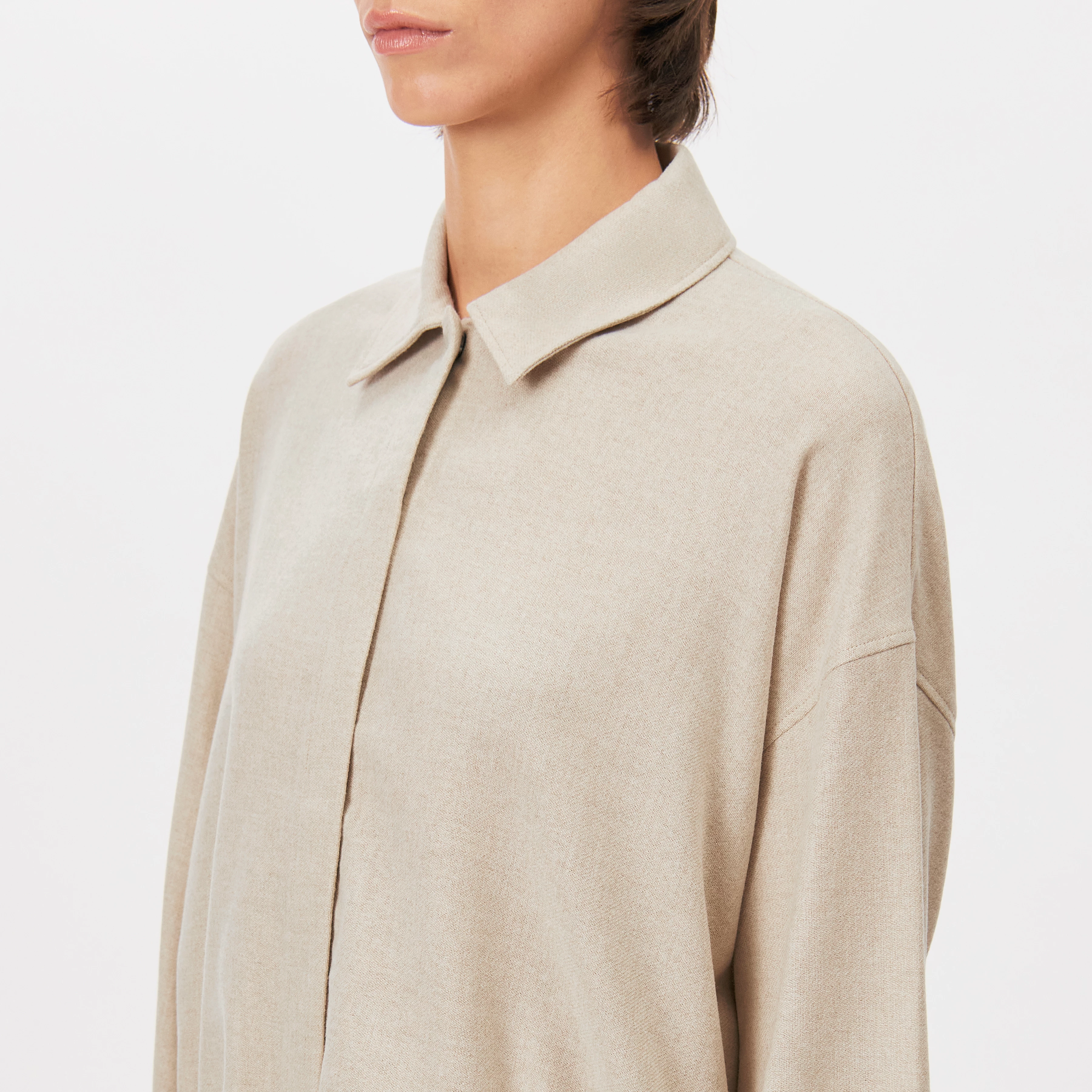FIONEL - Blouse chemise cropped en mélange de laine - women - beige - Detailansicht am Model