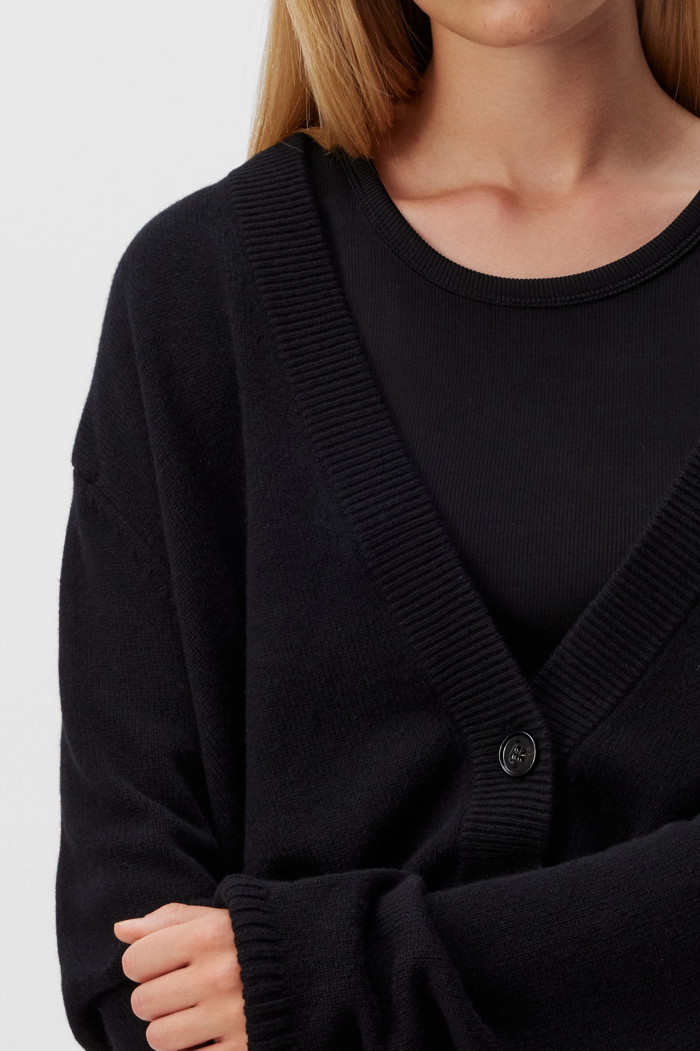 SONTJE - Strickjacke in Kaschmir-Woll-Mix - Damen - schwarz - Seitenansicht