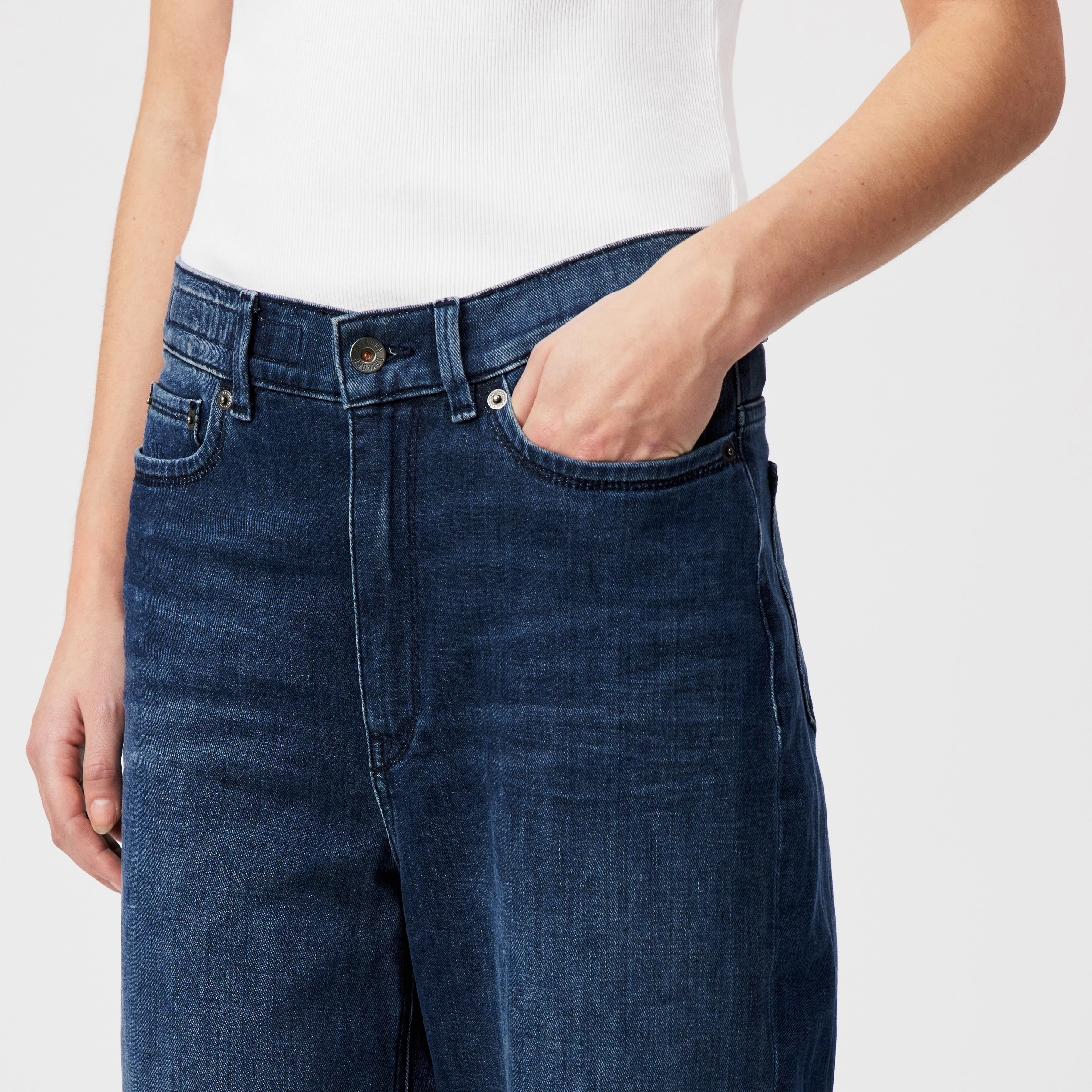 FLOWN - Low-waist jeans in mid-blue denim - women - blue - Detailansicht am Model