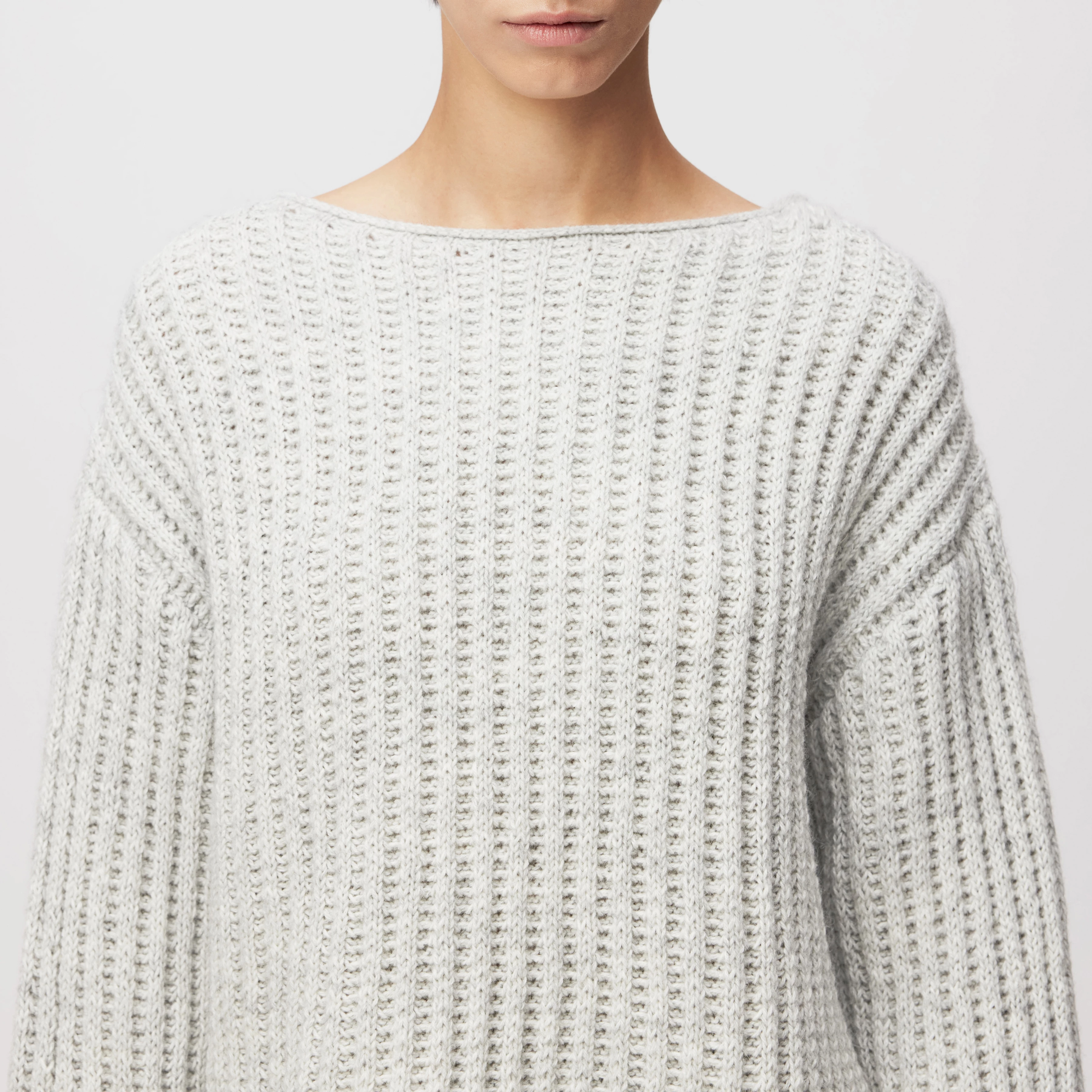 IMENY - Cropped jumper in wool and alpaca blend - women - grey - Detailansicht am Model