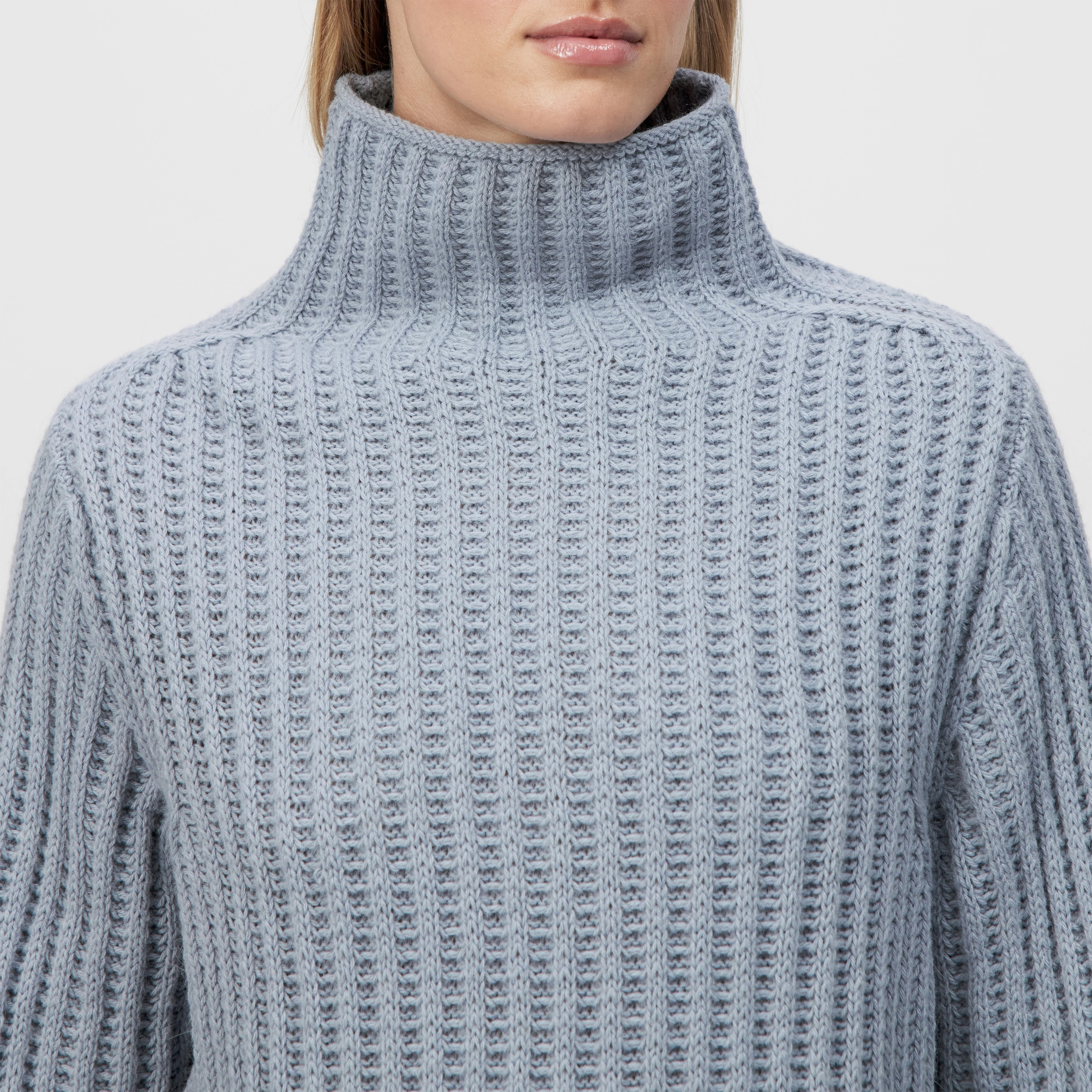 VARISA - Turtleneck jumper in wool and alpaca blend - women - blue - Detailansicht am Model