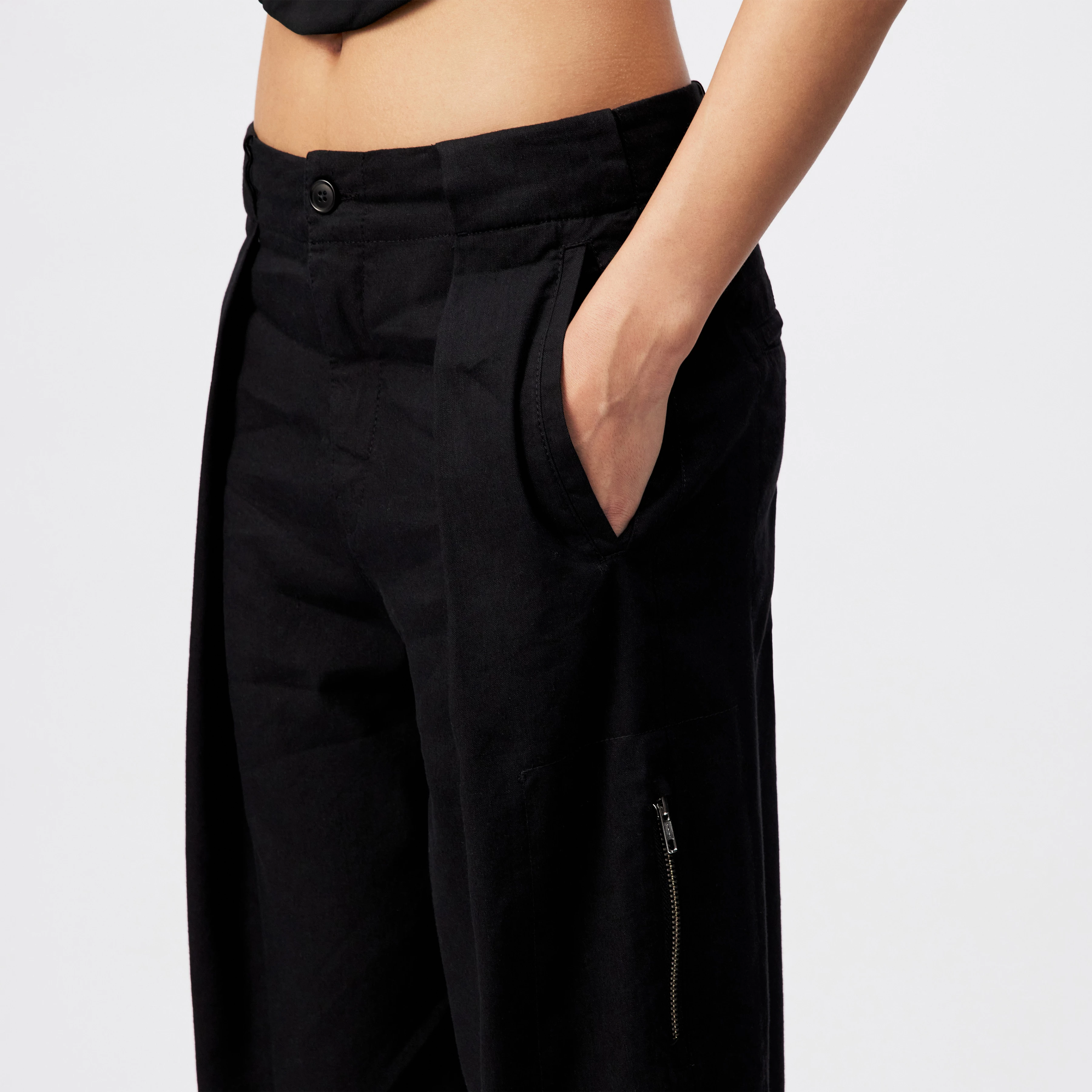 DREAK - Relaxed Fit Linen-Blend Utility Trousers - women - black - Detailansicht am Model