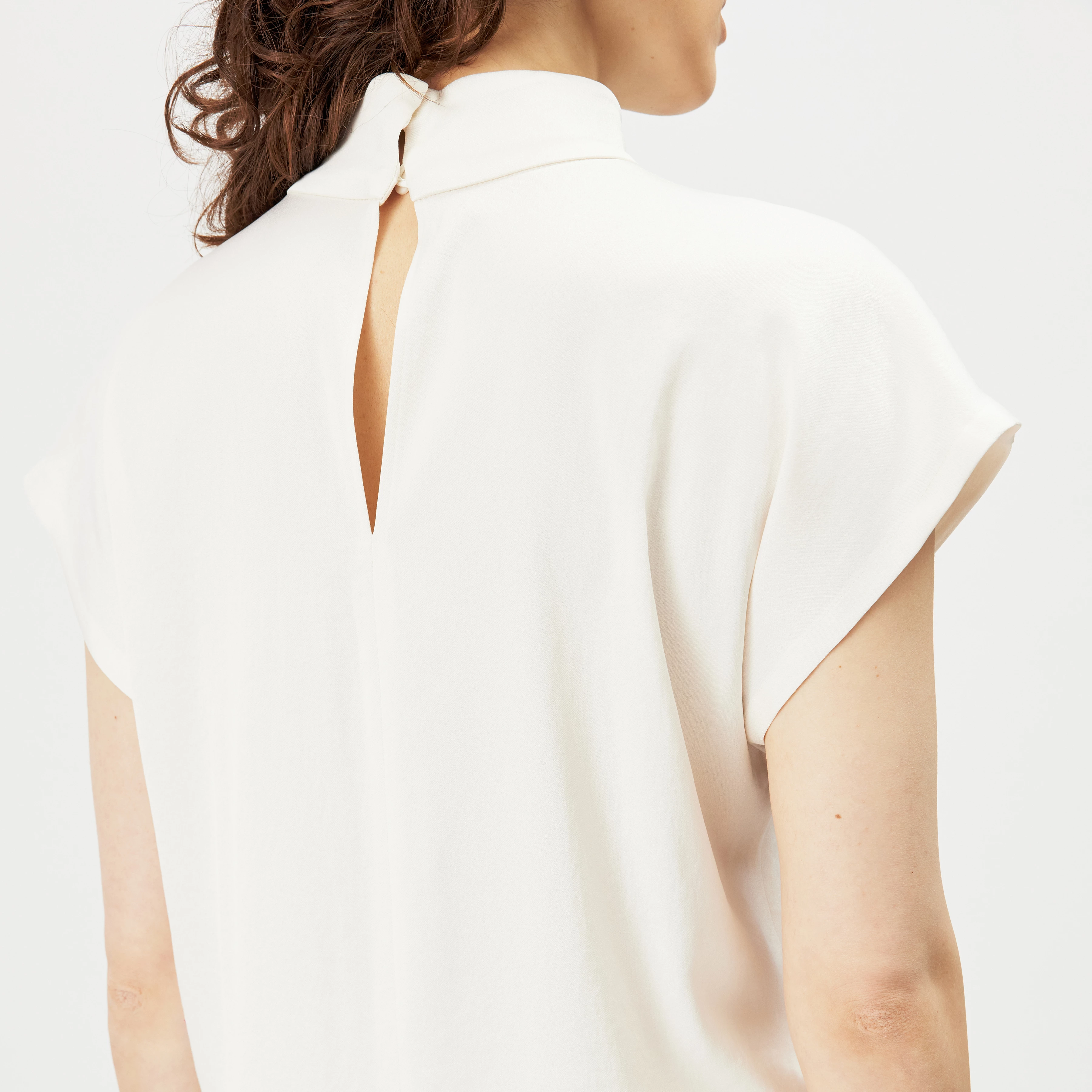 ALARIA_1 - Shirt blouse with stand-up collar in satin - women - off white - Detailansicht am Model