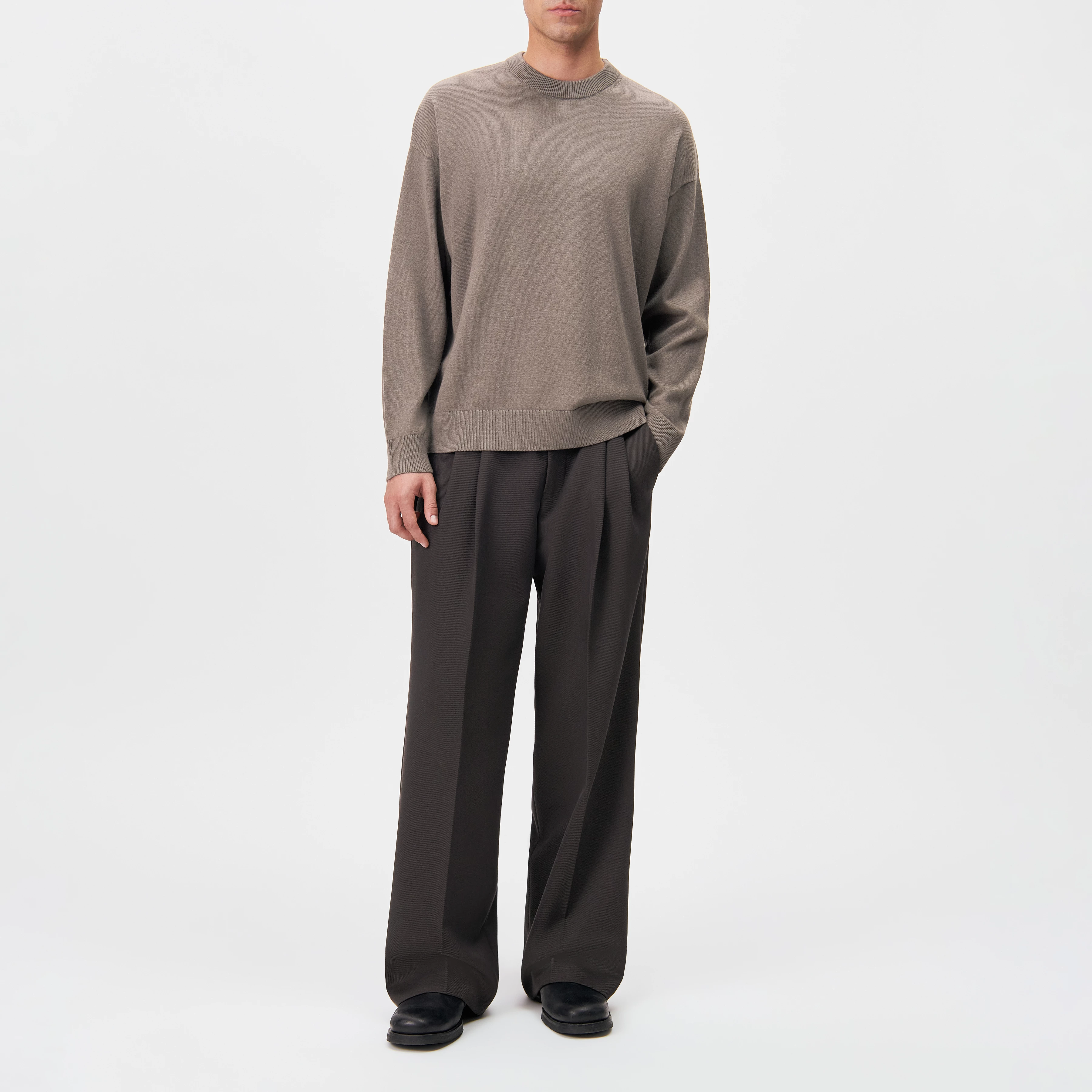 VALDRIK - Crew neck boxy fit jumper - men - brown - Ganzkörper-Frontansicht