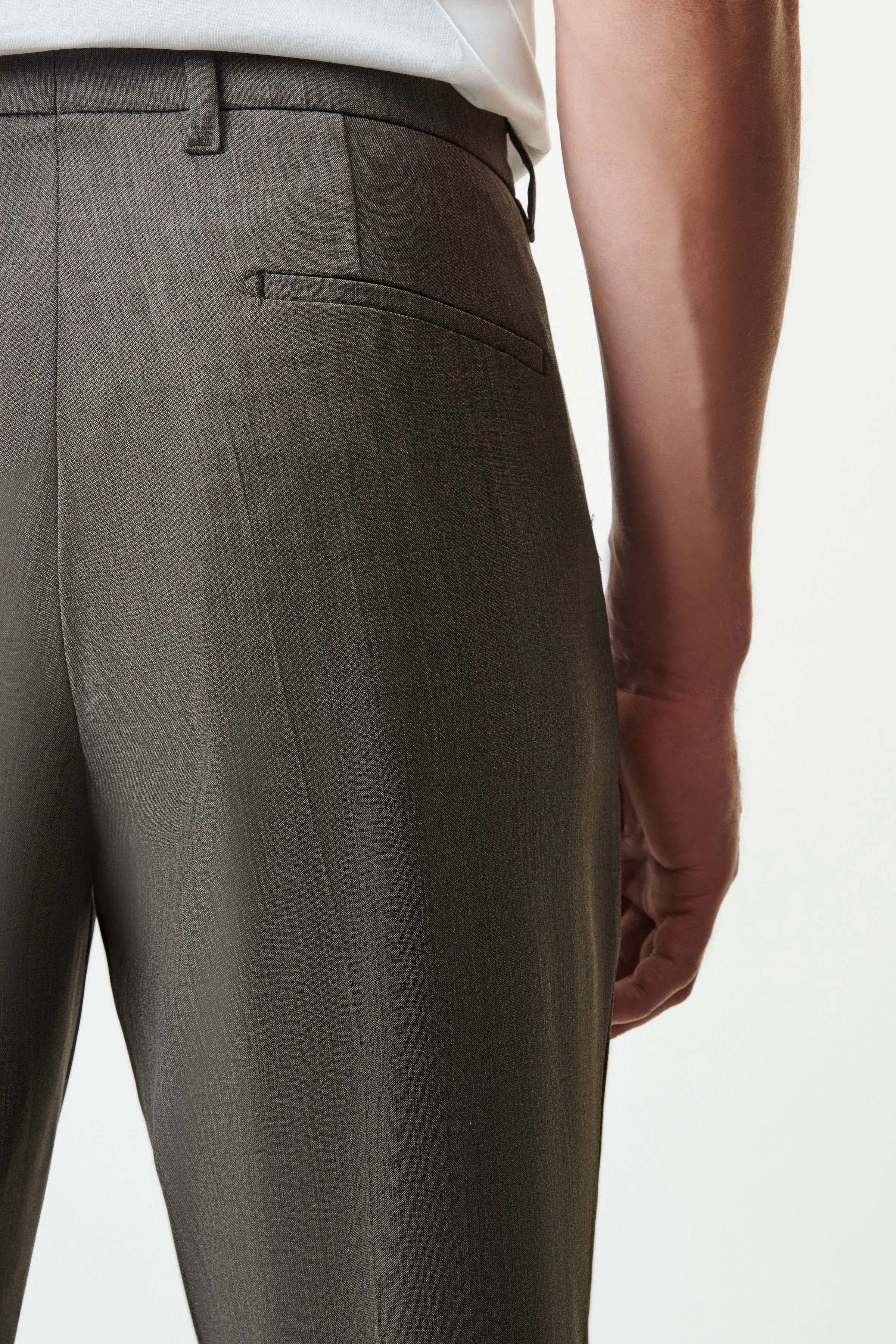PIET_SK - classic slim fit trousers in bi-stretch wool - men - brown - Detailansicht am Model