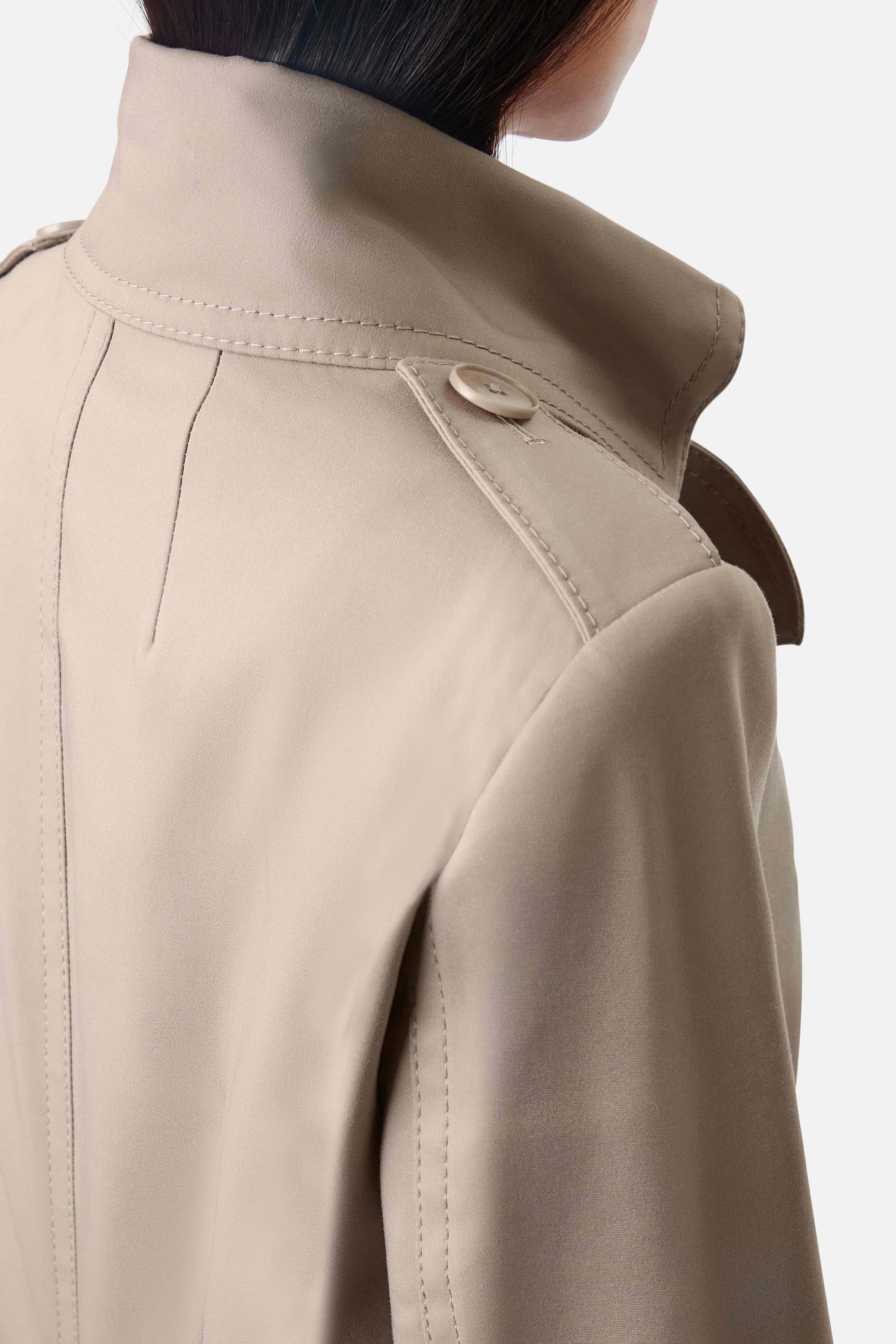 HARLESTON - Uniformmantel in Technostretch-Satin - Damen - beige - Detailansicht am Model
