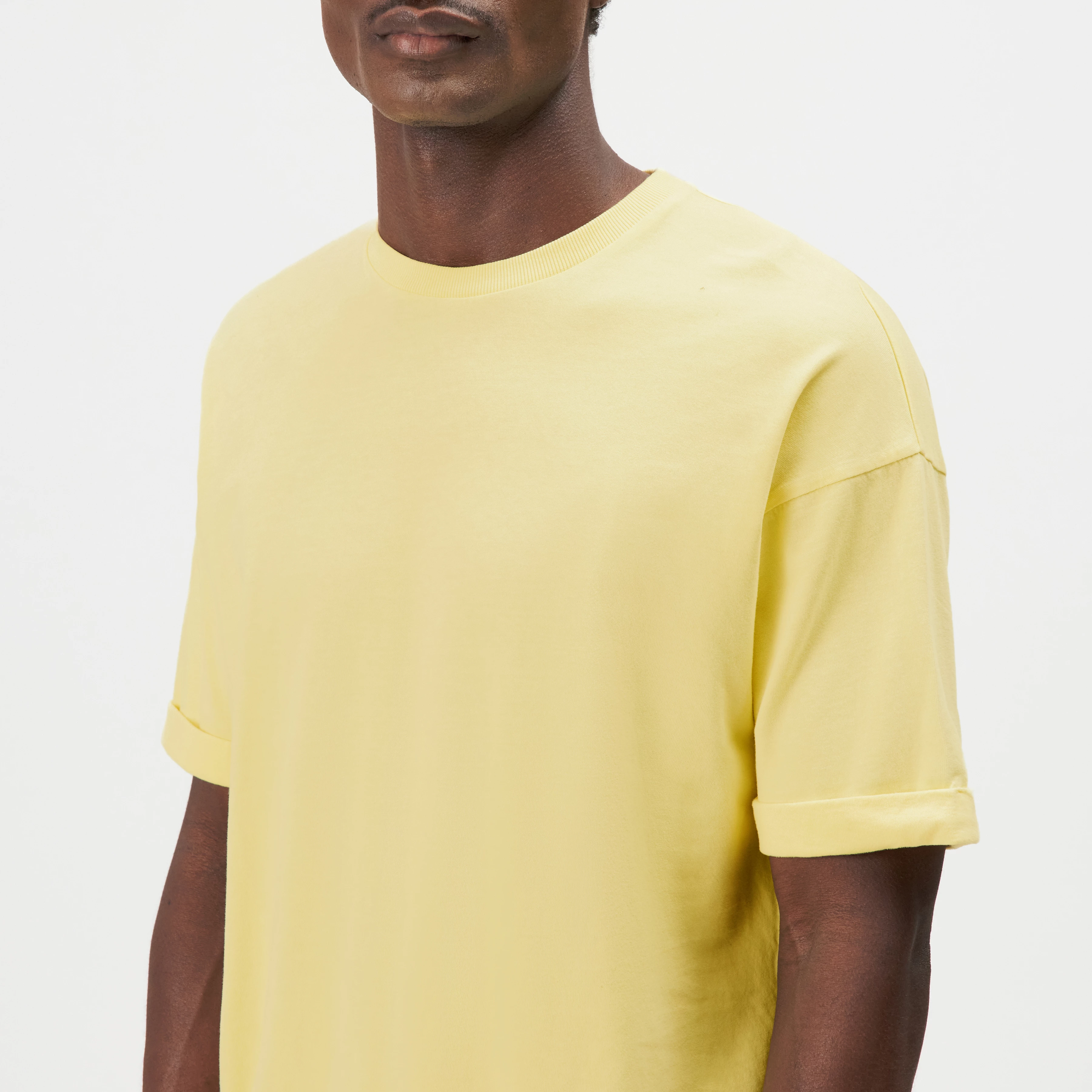 THILO - Relaxed fit T-shirt in soft cotton with washed look - men - yellow - Detailansicht am Model