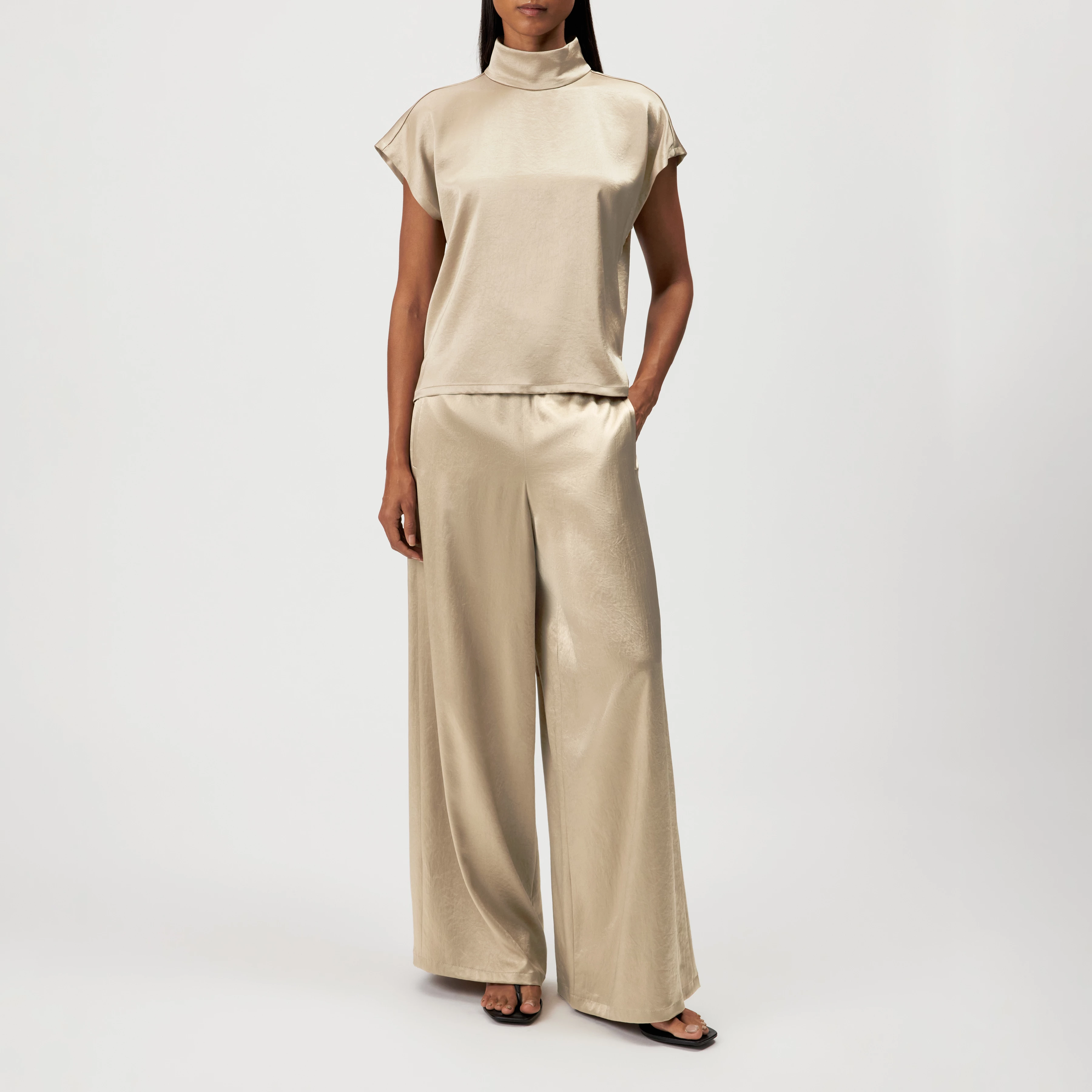 ALARIA_1 - Shirt-Bluse mit Stehkragen in fließendem Satin - Damen - braun - Ganzkörper-Frontansicht