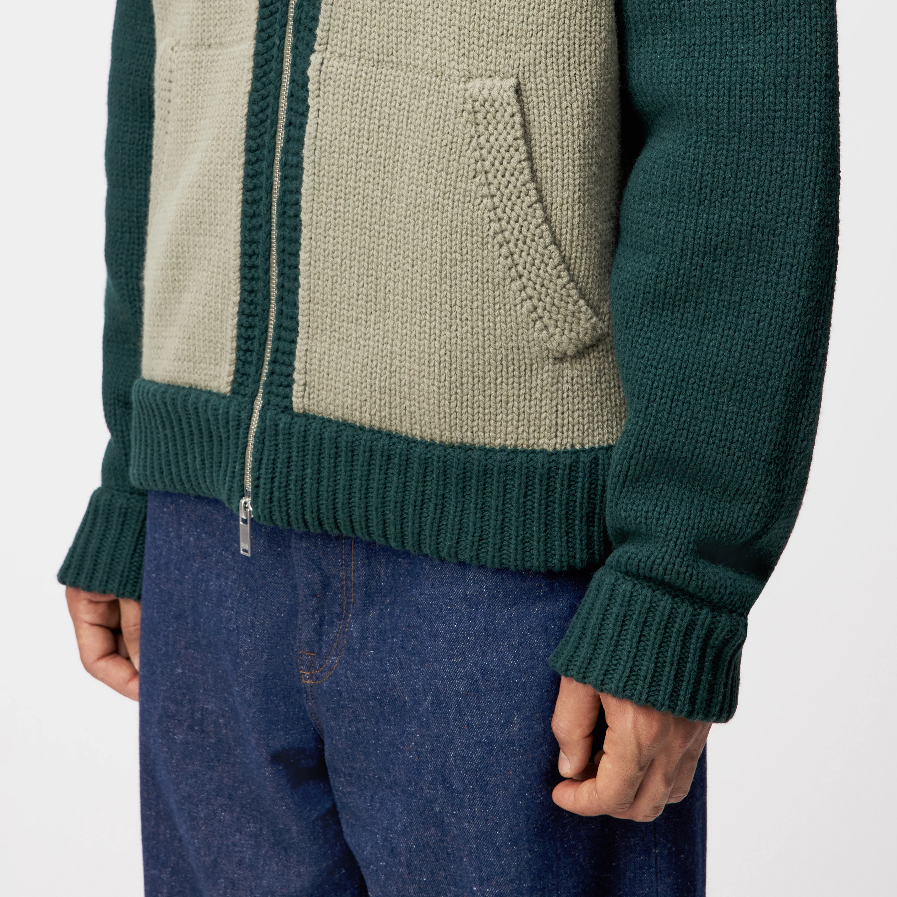 LAKYN - Strickjacke in Lammwolle - Herren - grün - Detailansicht am Model