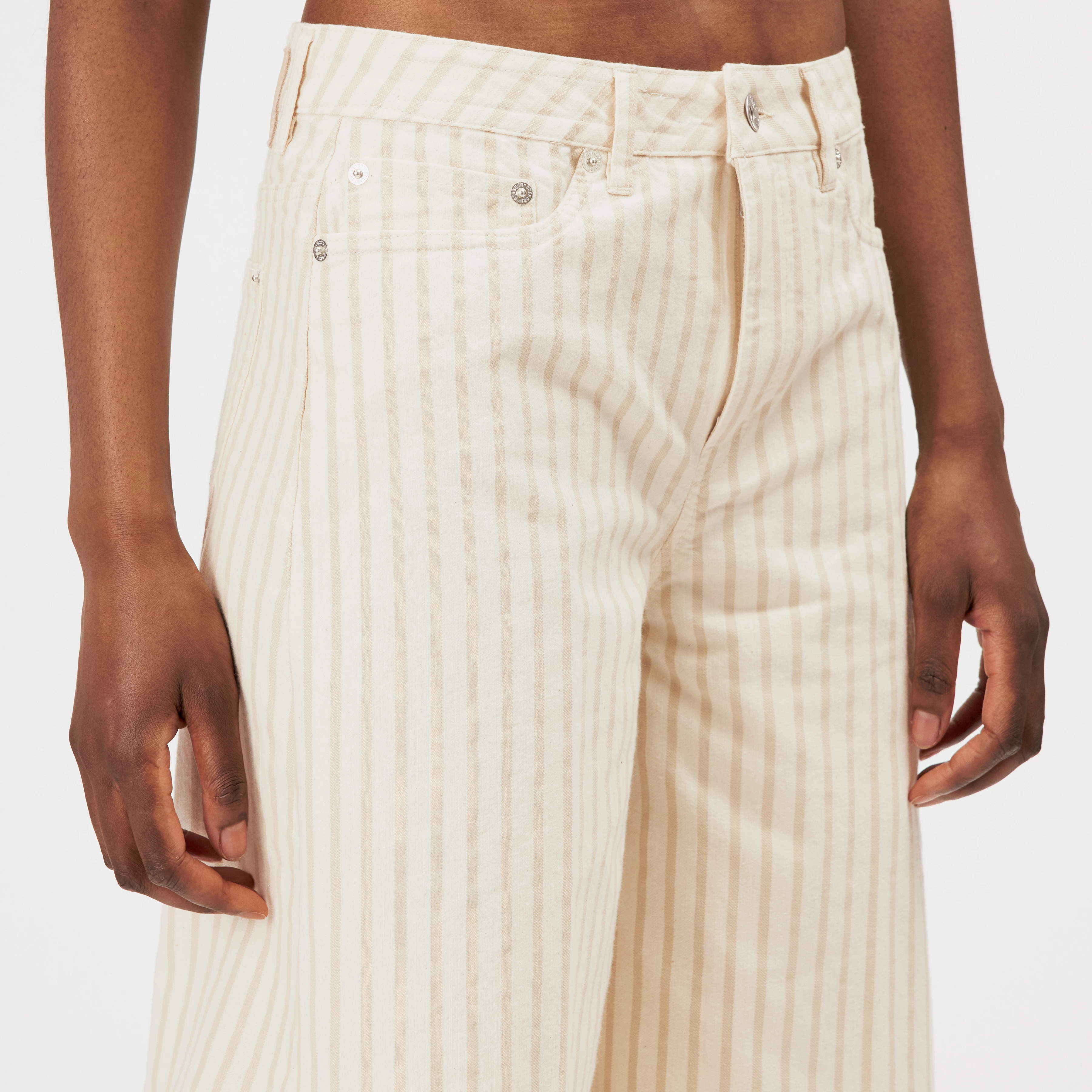 NONE - Short en sergé rayé - women - beige - Detailansicht am Model