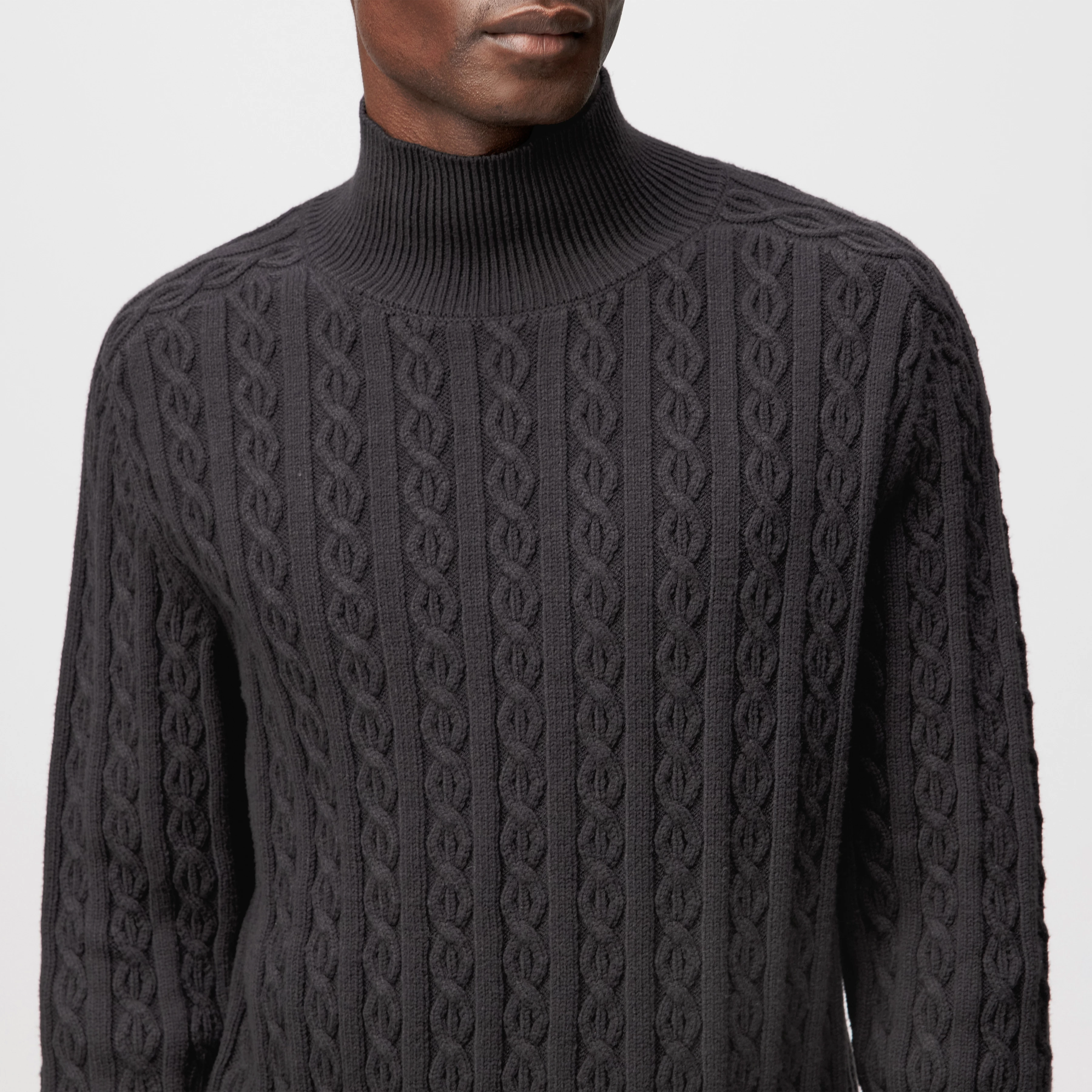 EDDARD - Pullover mit Stehkragen in Baumwoll-Mix - Herren - braun - Detailansicht am Model