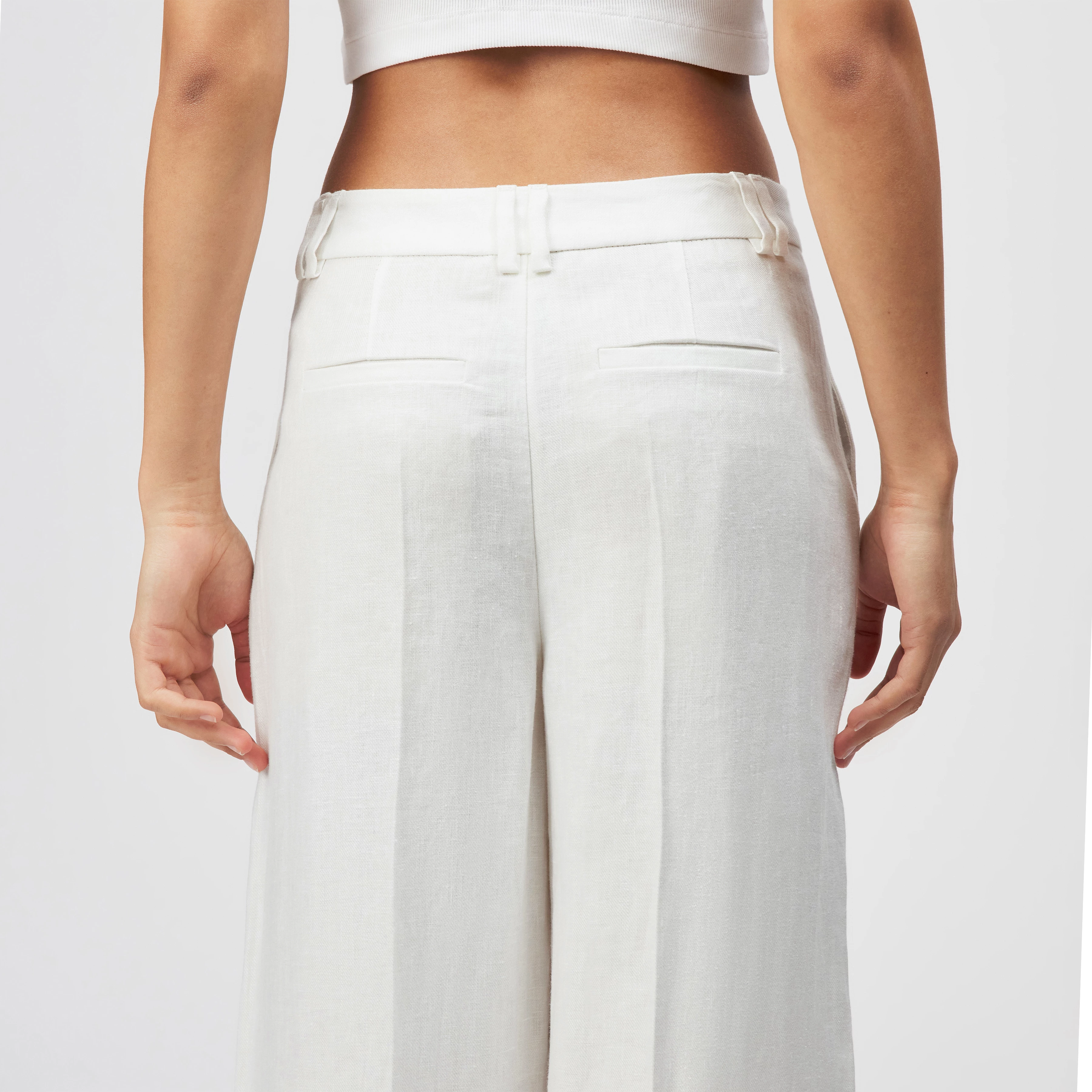 AQUITE - Linen Marlene trousers - women - off white - Detailansicht am Model