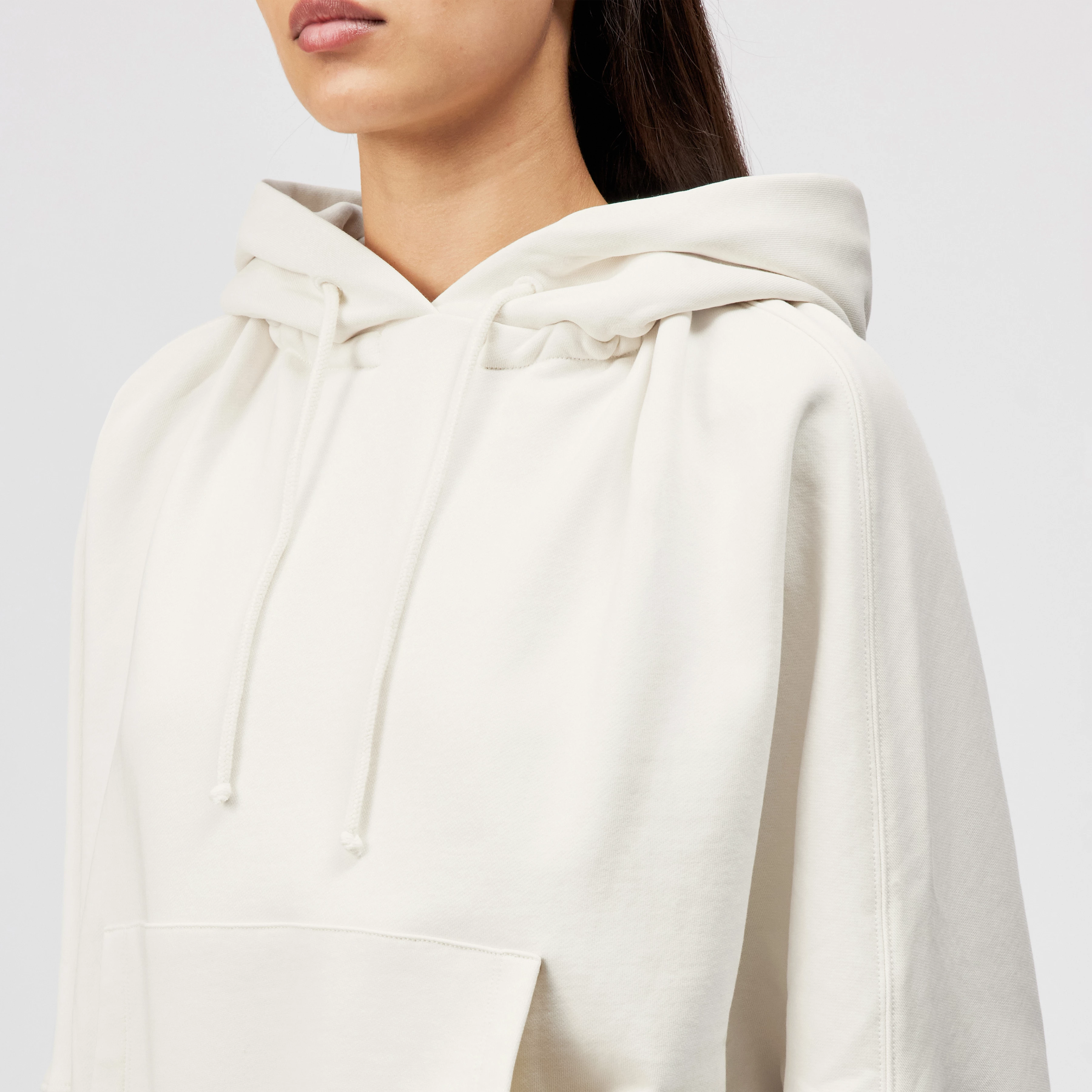 NELVA_P4 - Oversized pure cotton hoodie - women - off white - Detailansicht am Model