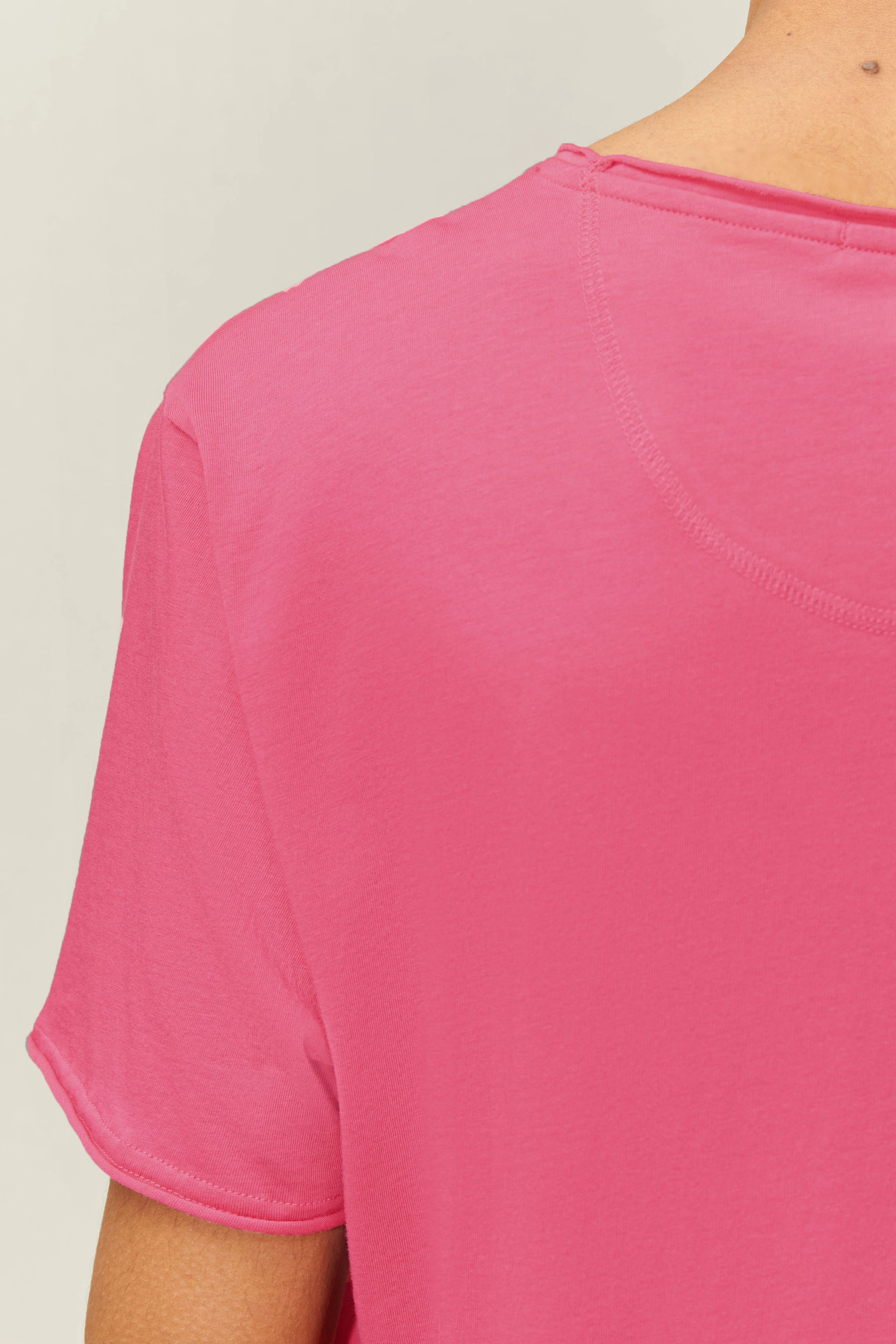KENDRICK - Lockeres T-Shirt aus Baumwolle - Herren - rosa - Detailansicht am Model