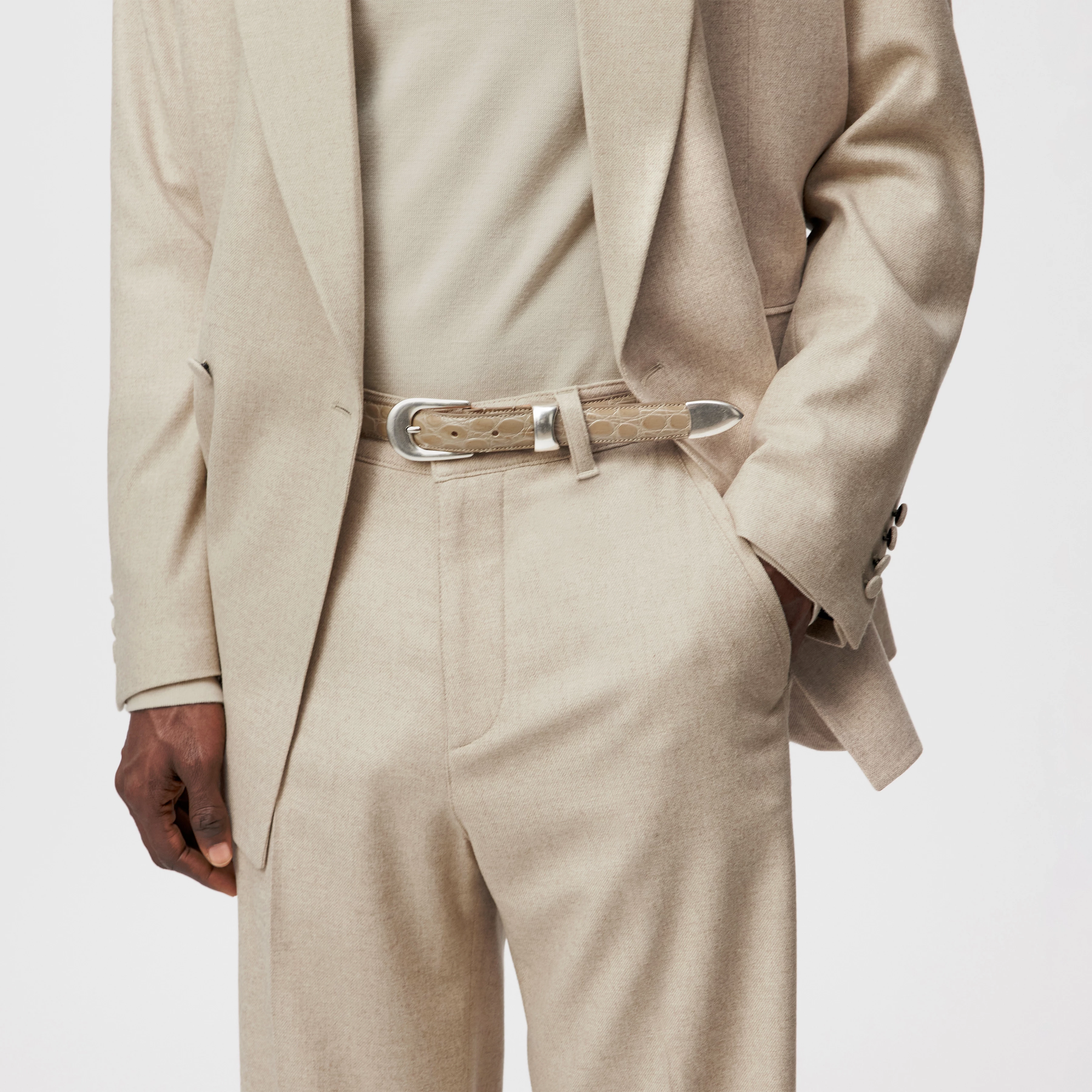 JOKO - Gürtel in Leder - Unisex - beige - Detailansicht am Model