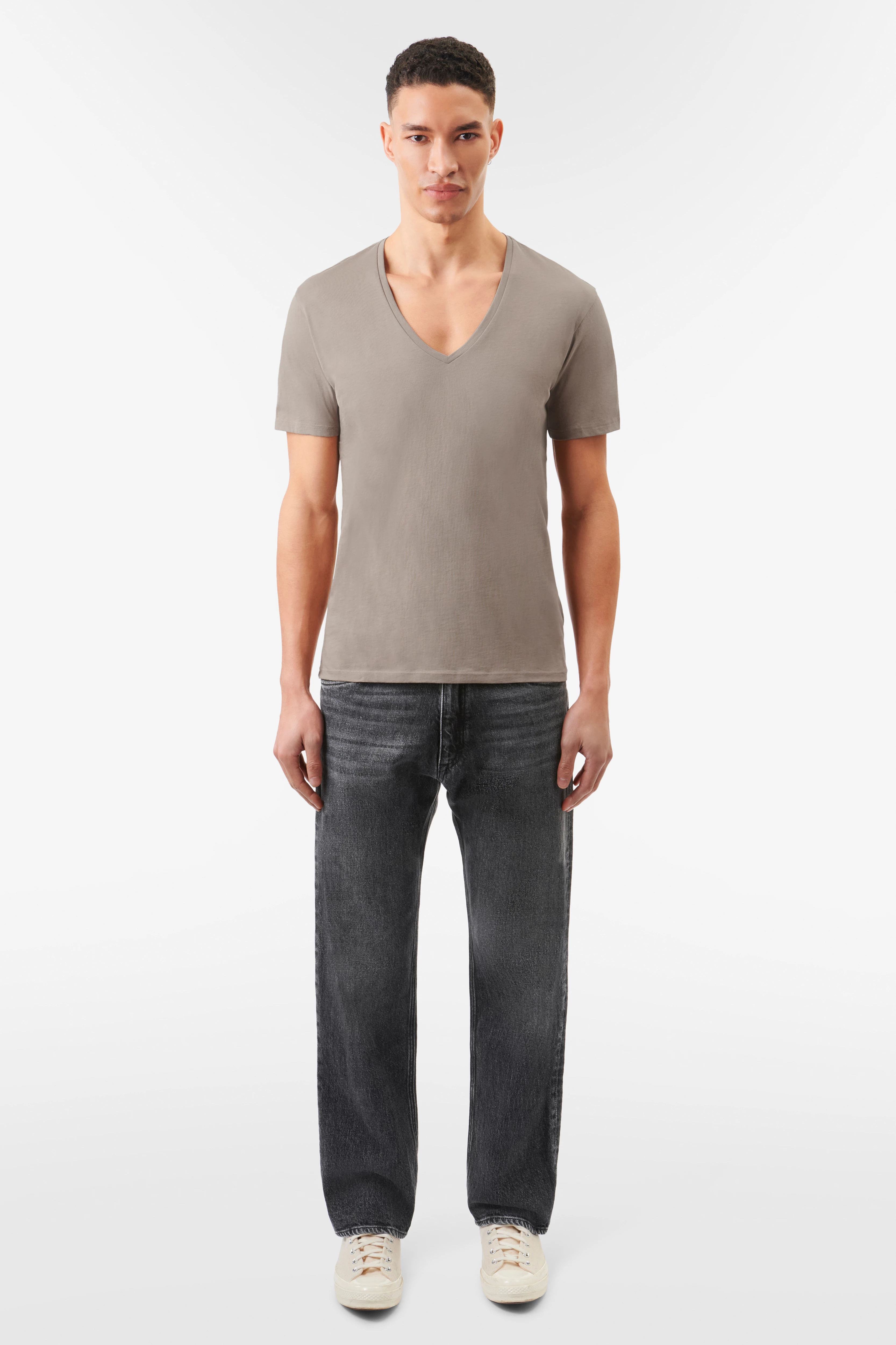 QUENTIN - body-hugging v-neck shirt in cotton - men - beige - Ganzkörper-Frontansicht