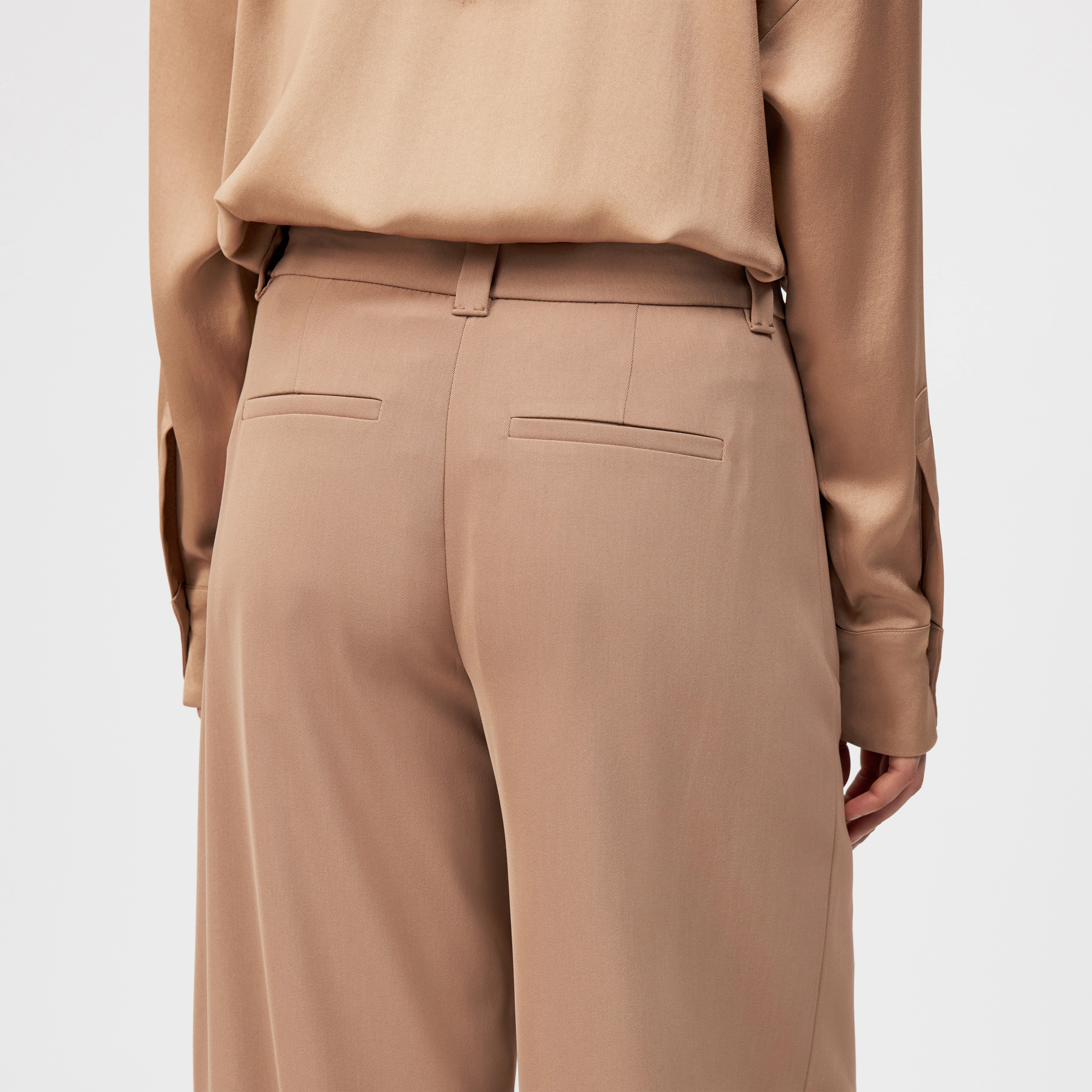 UNPACK - Hose in Techno-Twill - Damen - orange - Detailansicht am Model