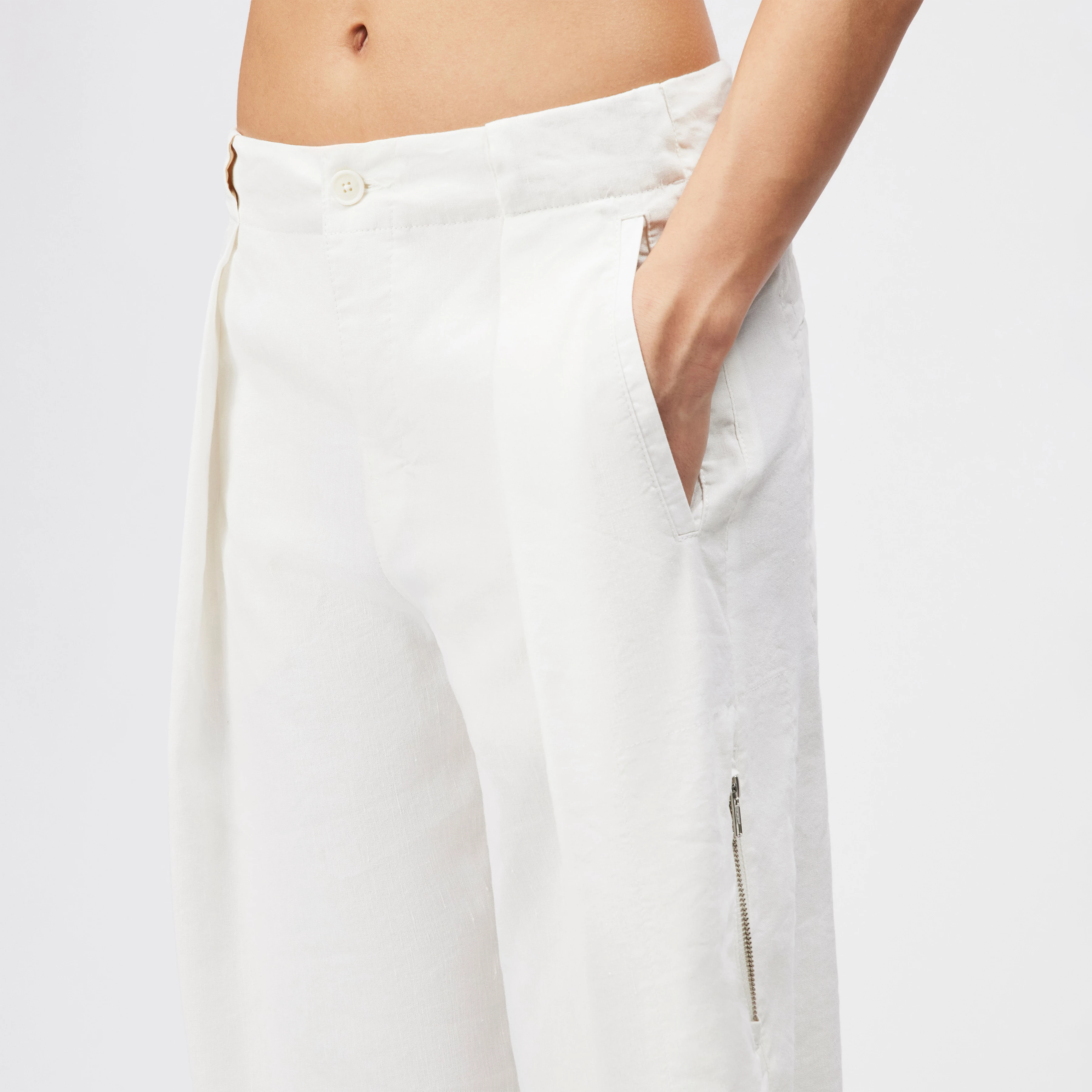 DREAK - Relaxed Fit Linen-Blend Utility Trousers - women - off white - Detailansicht am Model