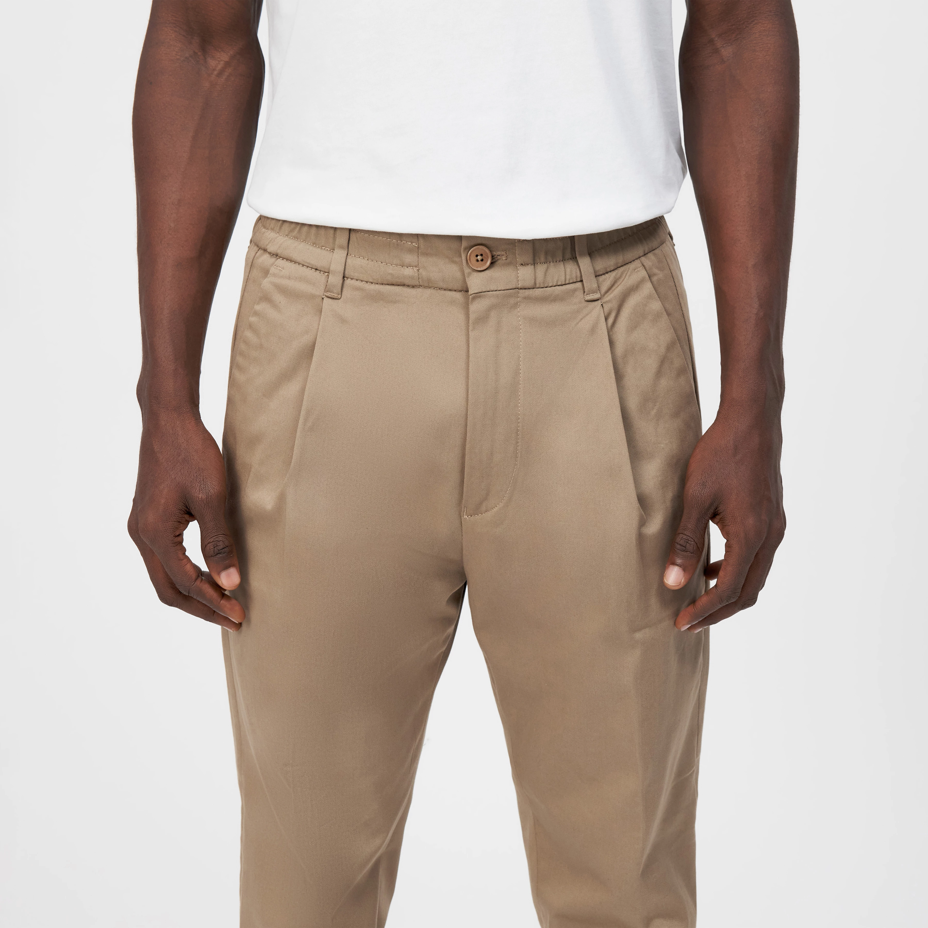 CHASY - Pantalon casual à pinces en gabardine de coton - men - marron - Detailansicht am Model