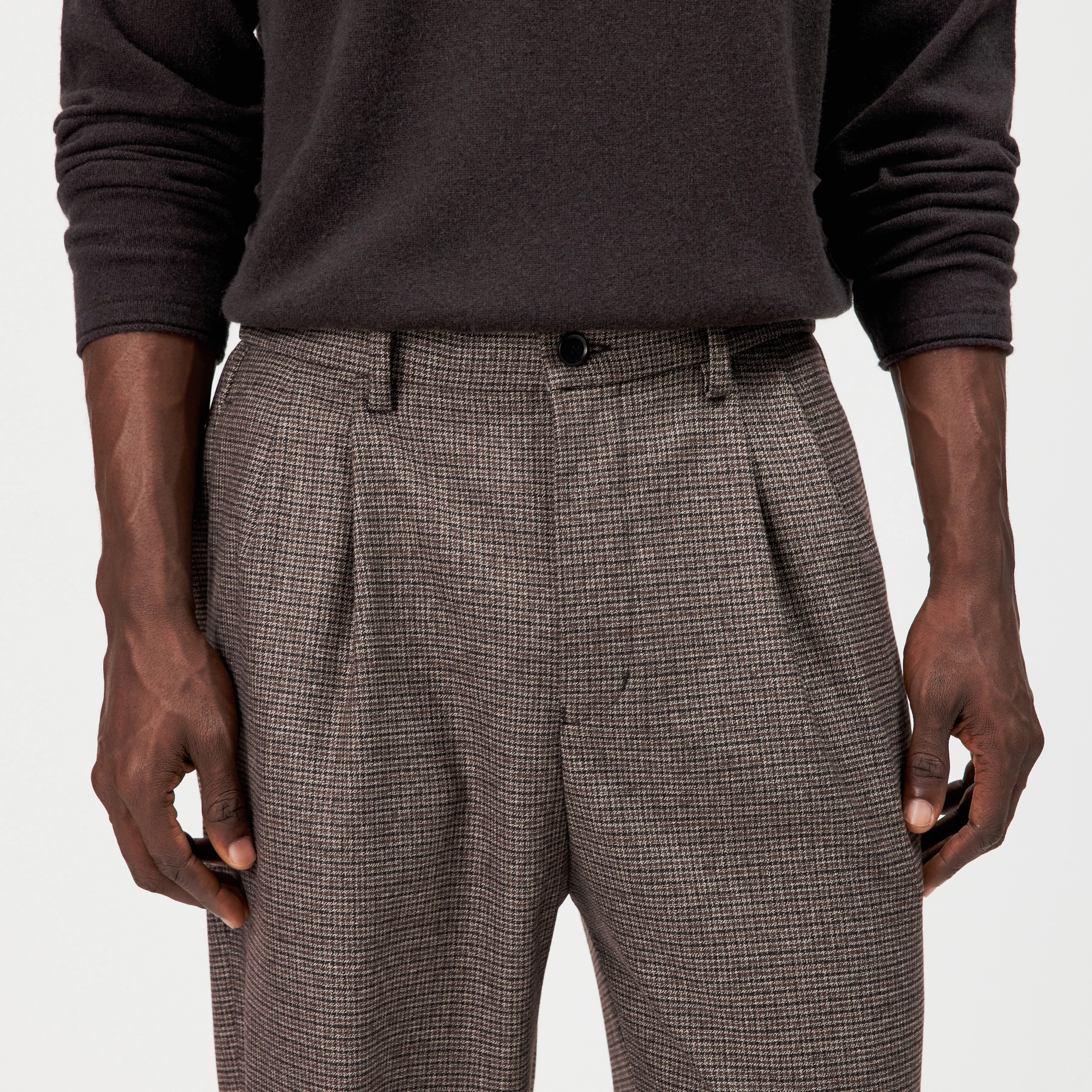 MARYKO - Tailored Trousers in Check - men - brown - Detailansicht am Model