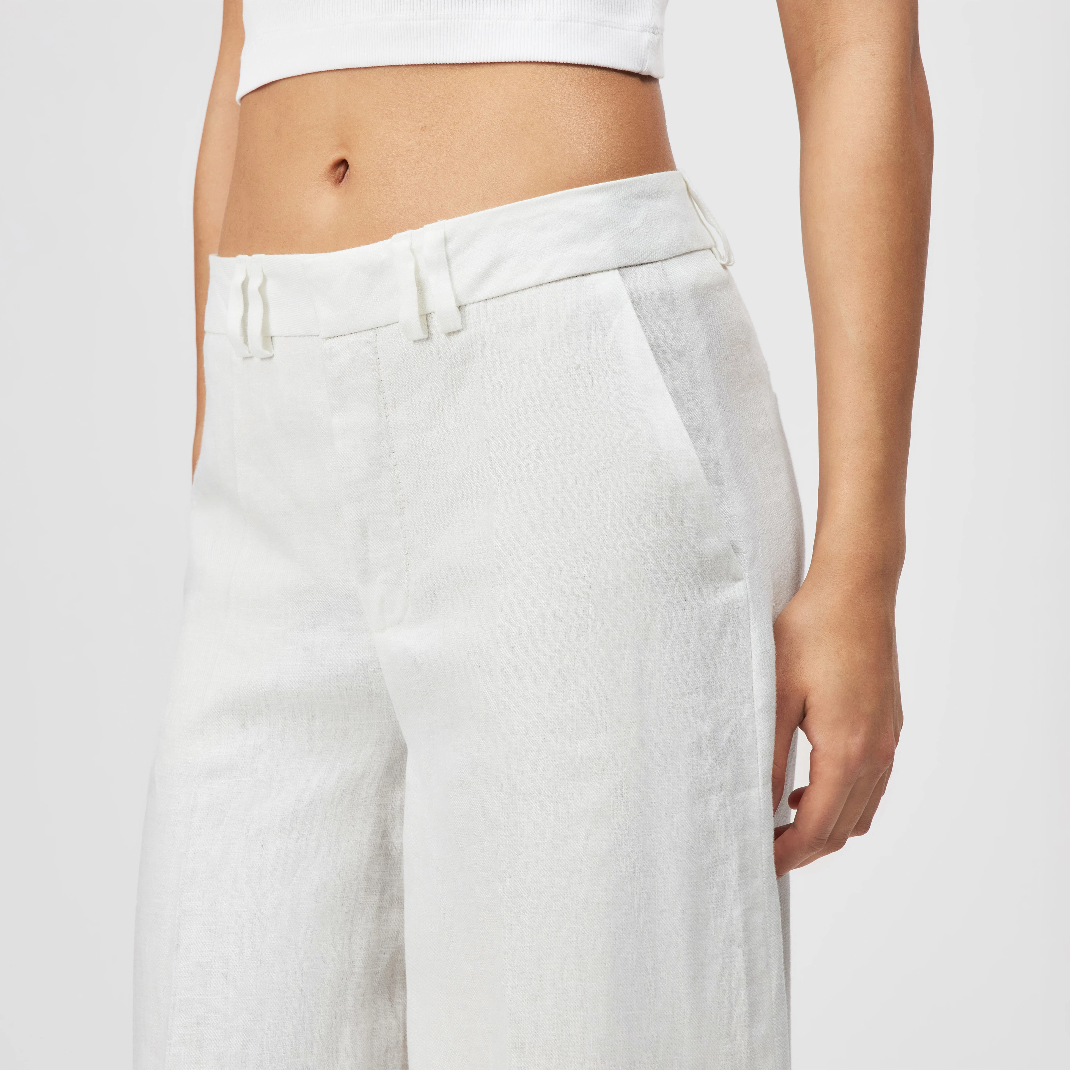 AQUITE - Linen Marlene trousers - women - off white - Detailansicht am Model