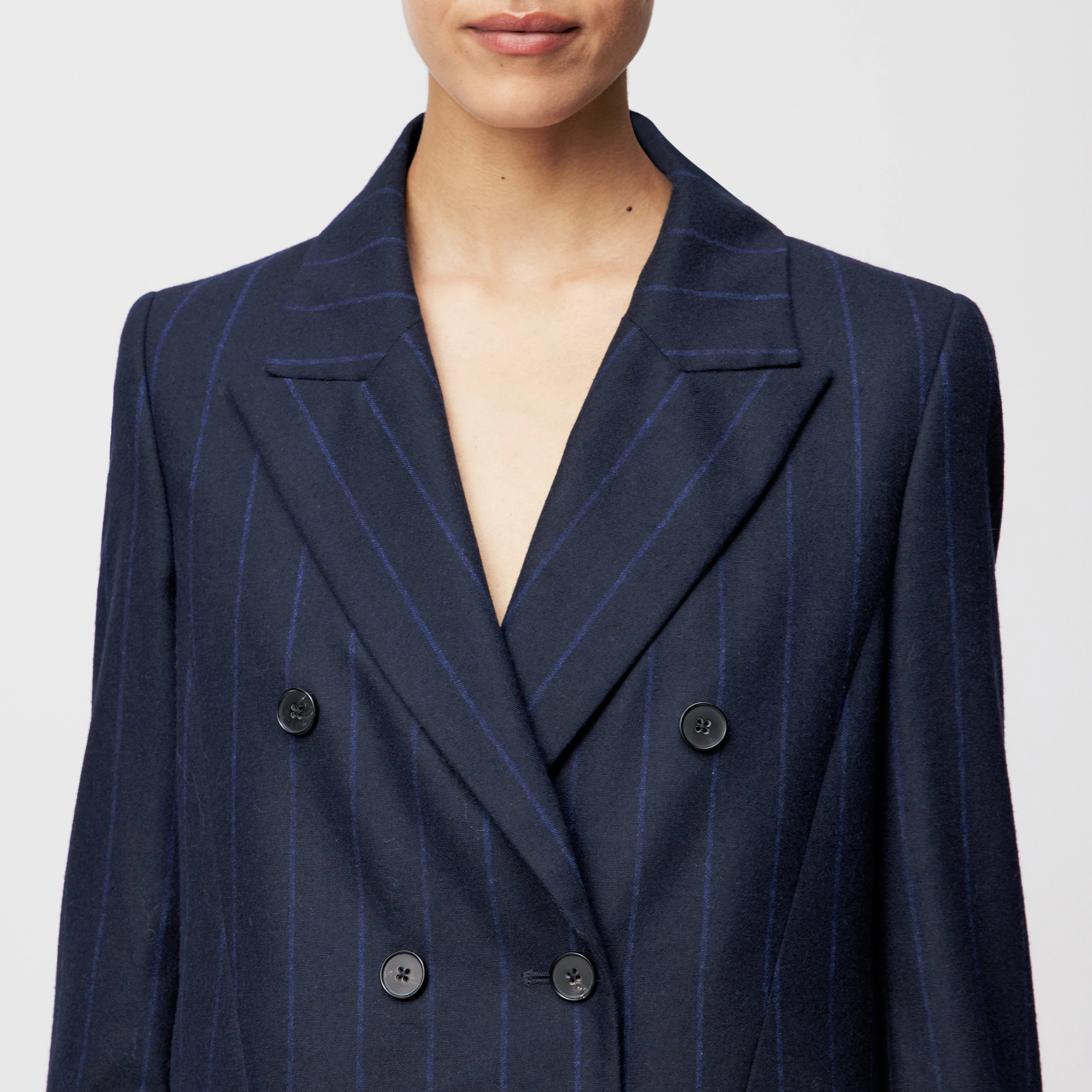 MOSSTON - Blazer mit Schulterbetonung in Woll-Mix - Damen - blau - Detailansicht am Model
