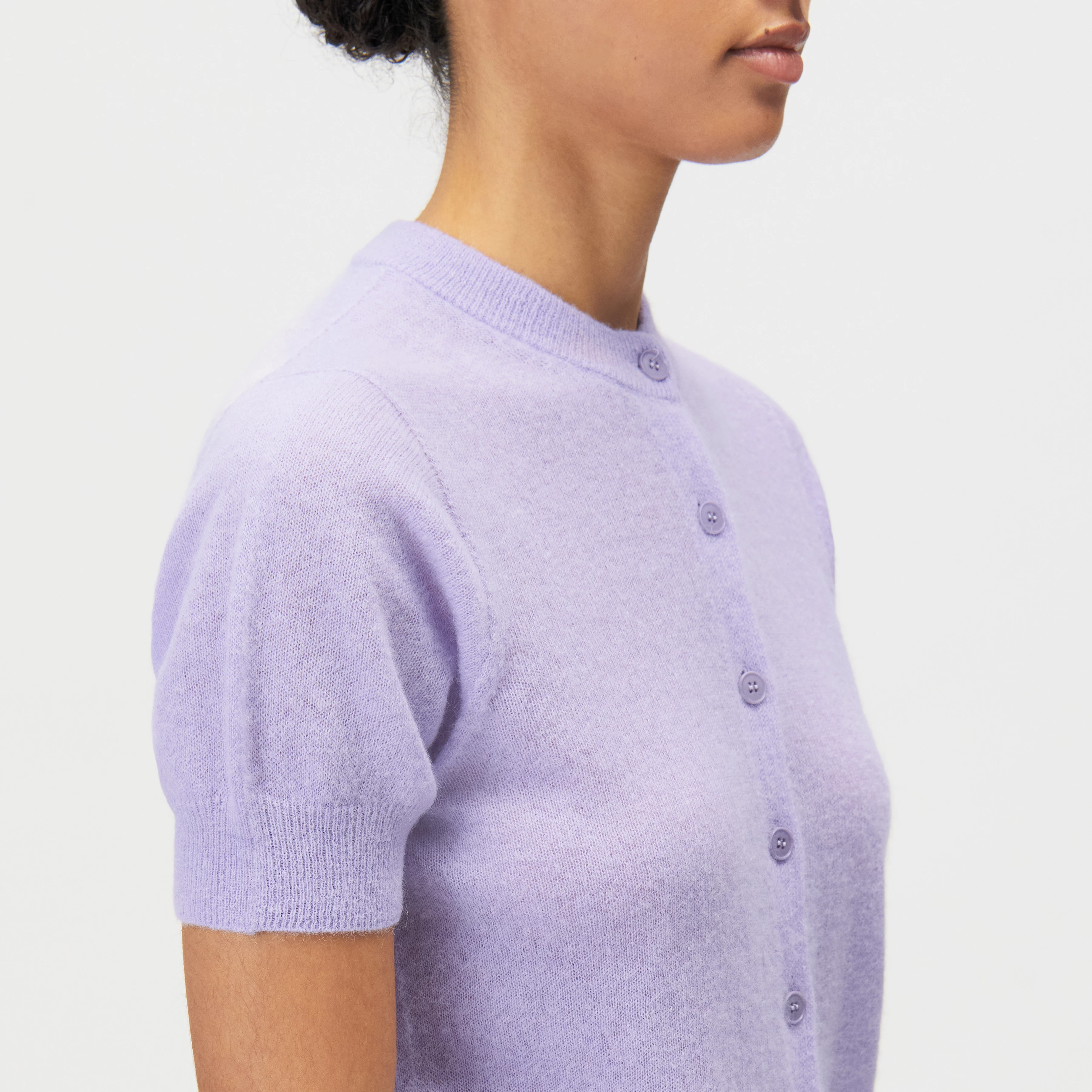 DARYANI - Alpaca-blend cropped cardigan - women - purple - Detailansicht am Model
