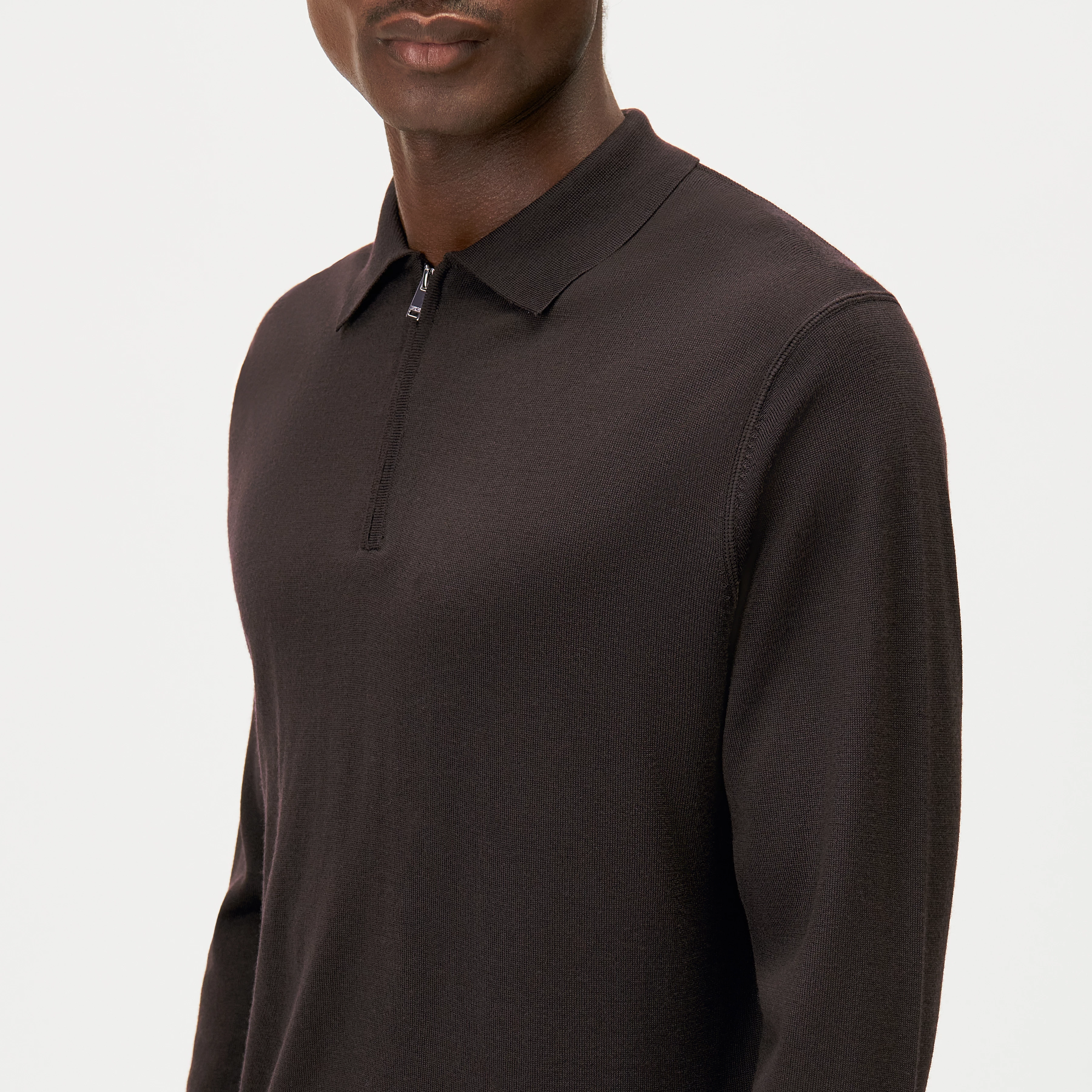 HALVVA - Langarm Poloshirt in reiner Schurwolle - Herren - braun - Detailansicht am Model