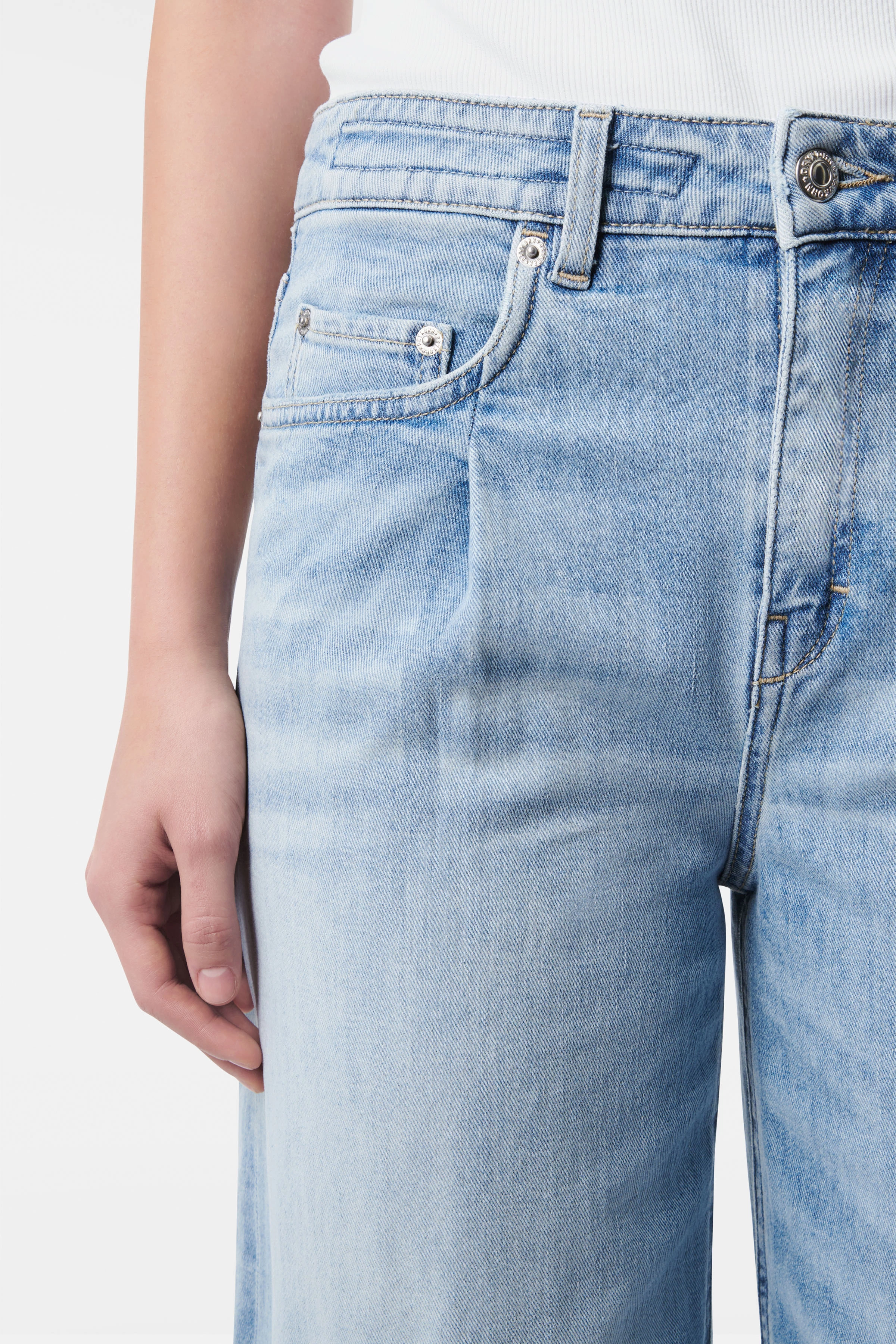THINK - Mid-Waist Jeans mit Bügelfalte in Light-Blue - Damen - blau - Detailansicht am Model