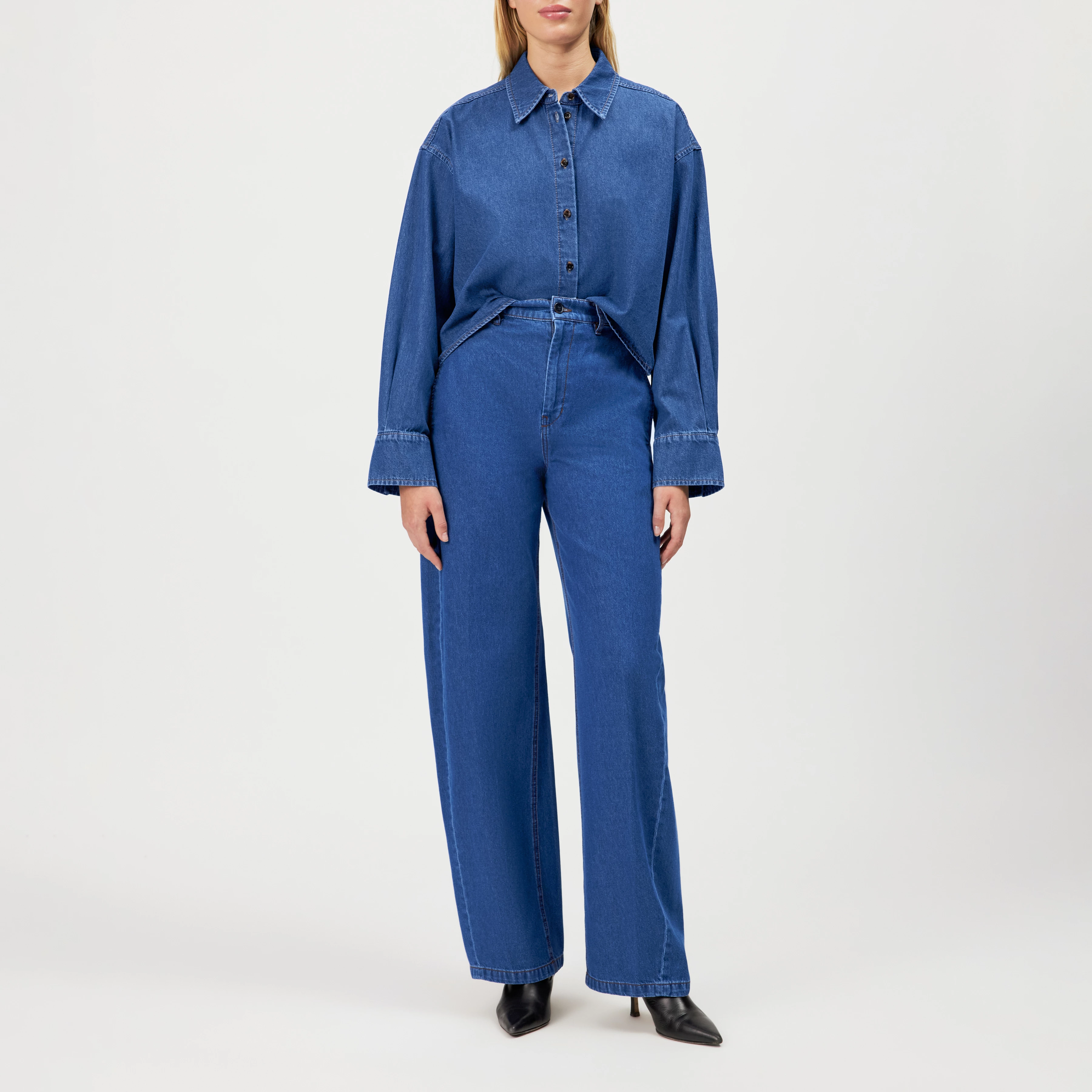 BRIONA - Cropped Lyocell-cotton shirt - women - blue - Ganzkörper-Frontansicht