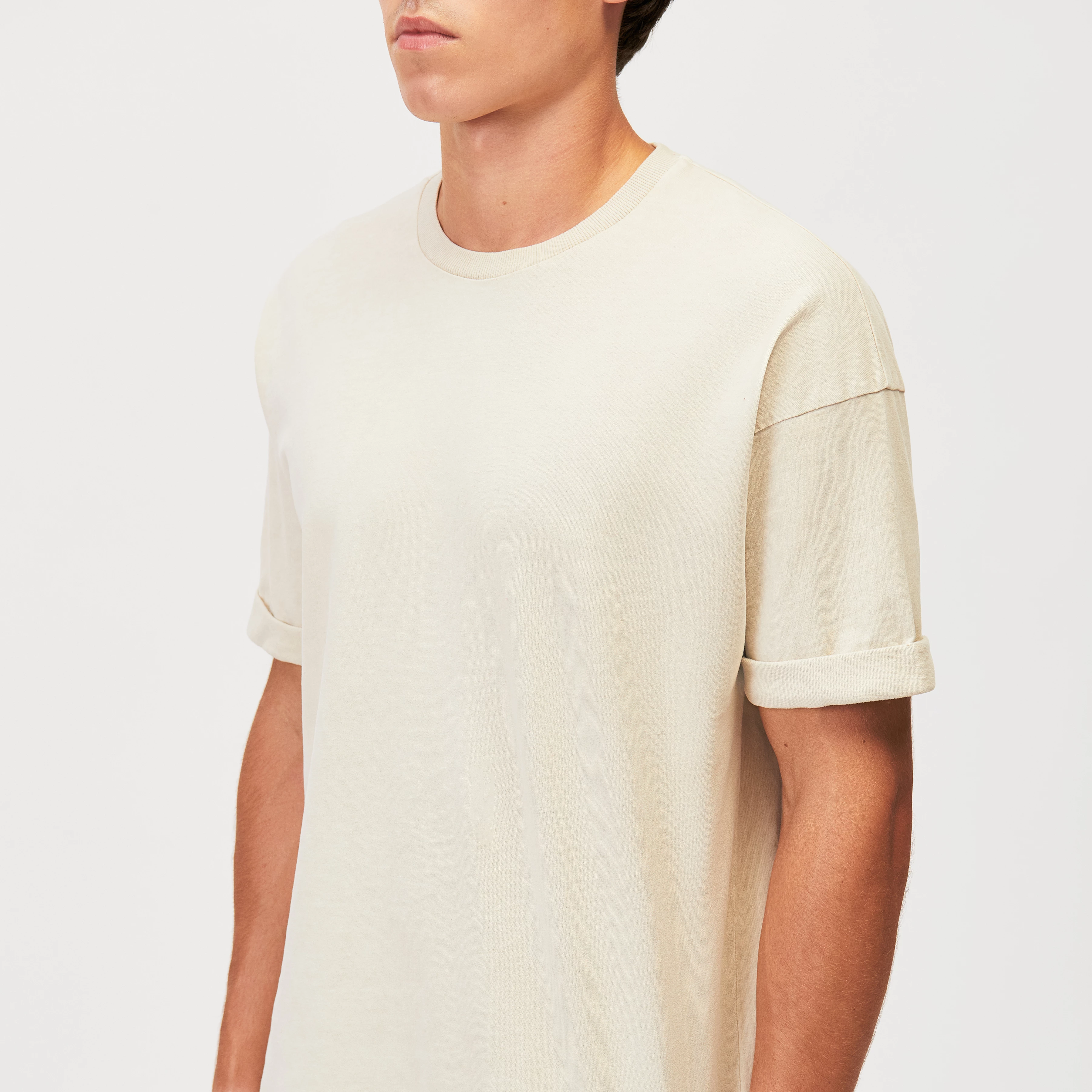 THILO - Relaxed Fit T-Shirt in softer Baumwolle und Washed Look - Herren - beige - Detailansicht am Model