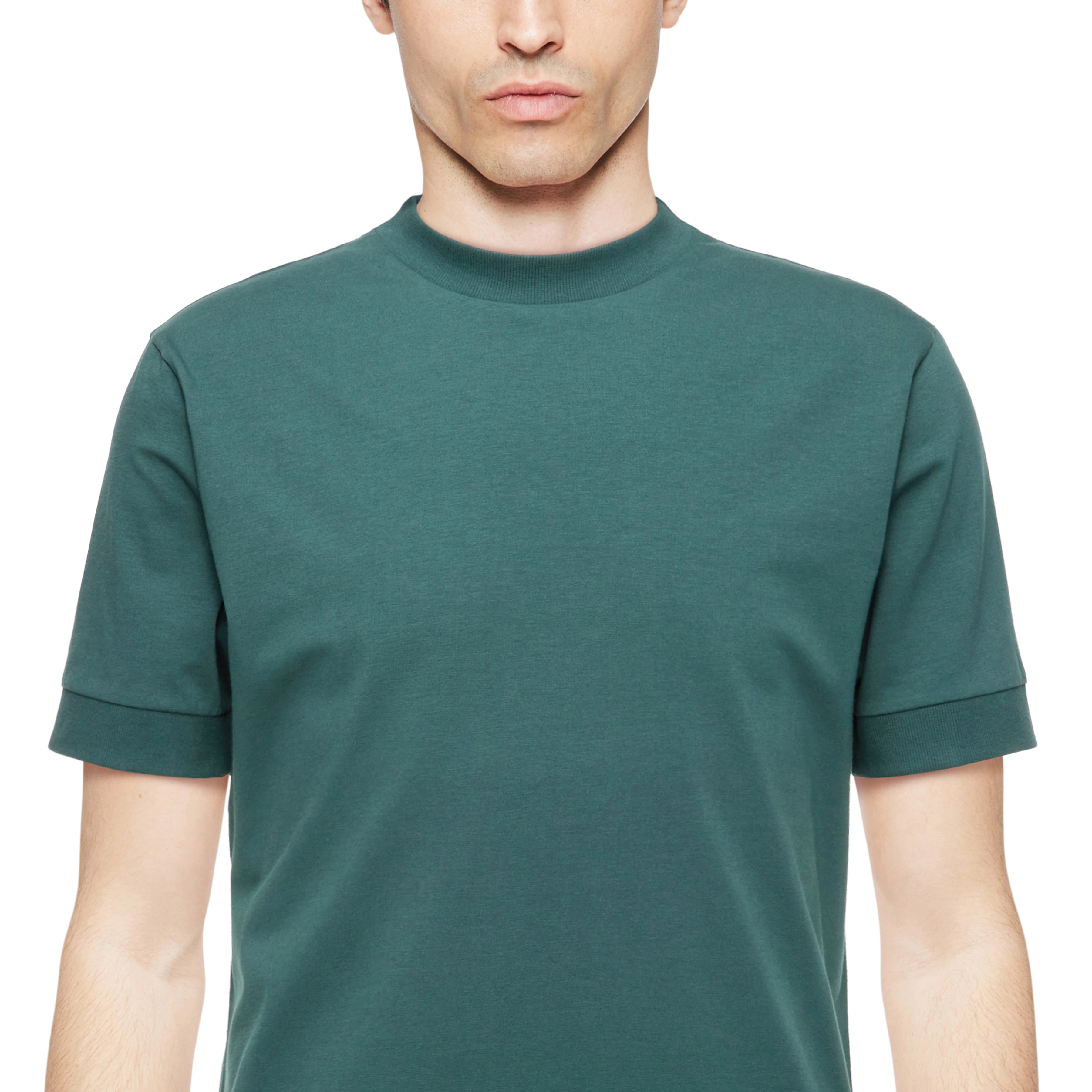 ANTON - Fitted T-shirt in cotton with stretch content - men - green - Detailansicht am Model