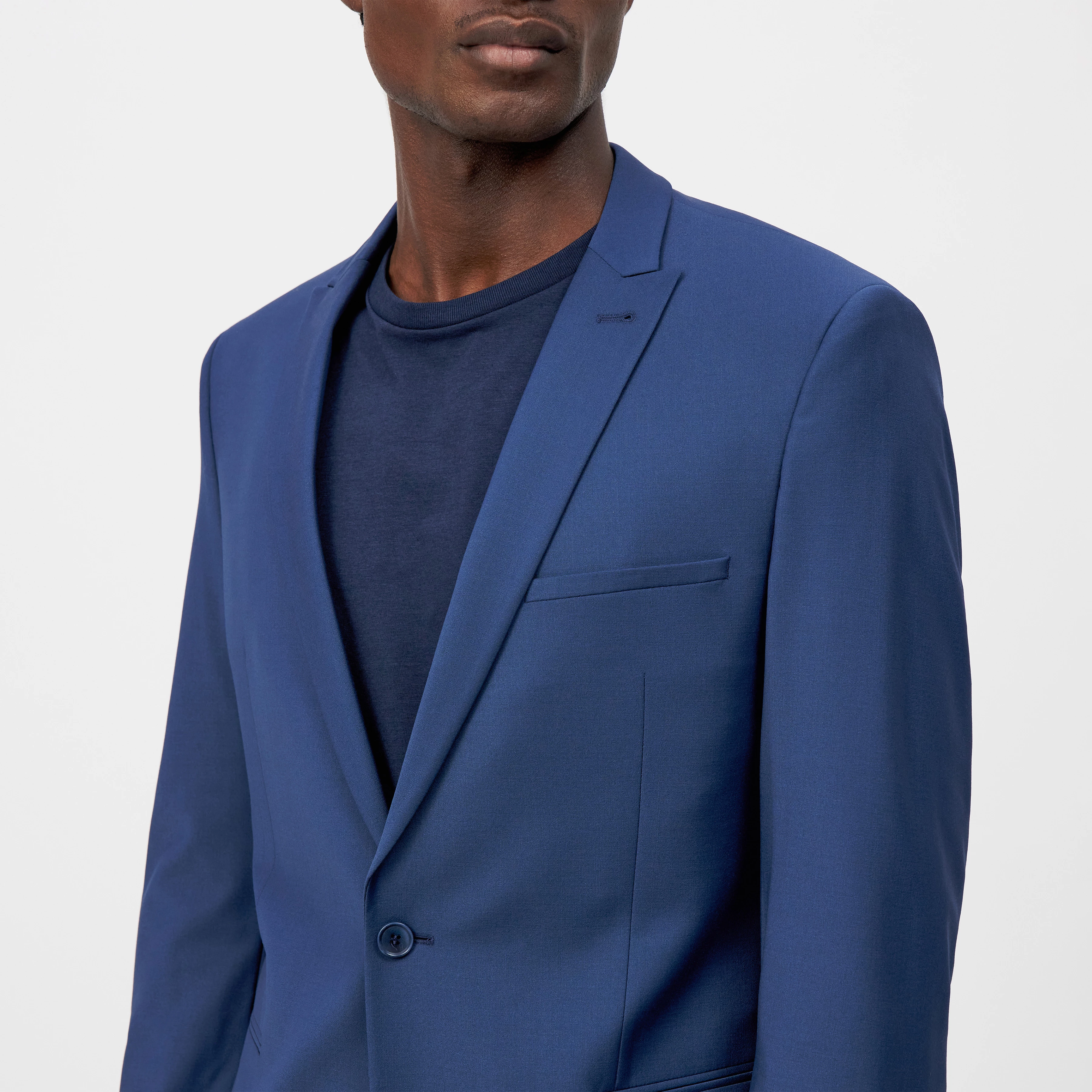 P-IRVING_SK - Skinny fit suit in bi-stretch - men - blue - Detailansicht am Model