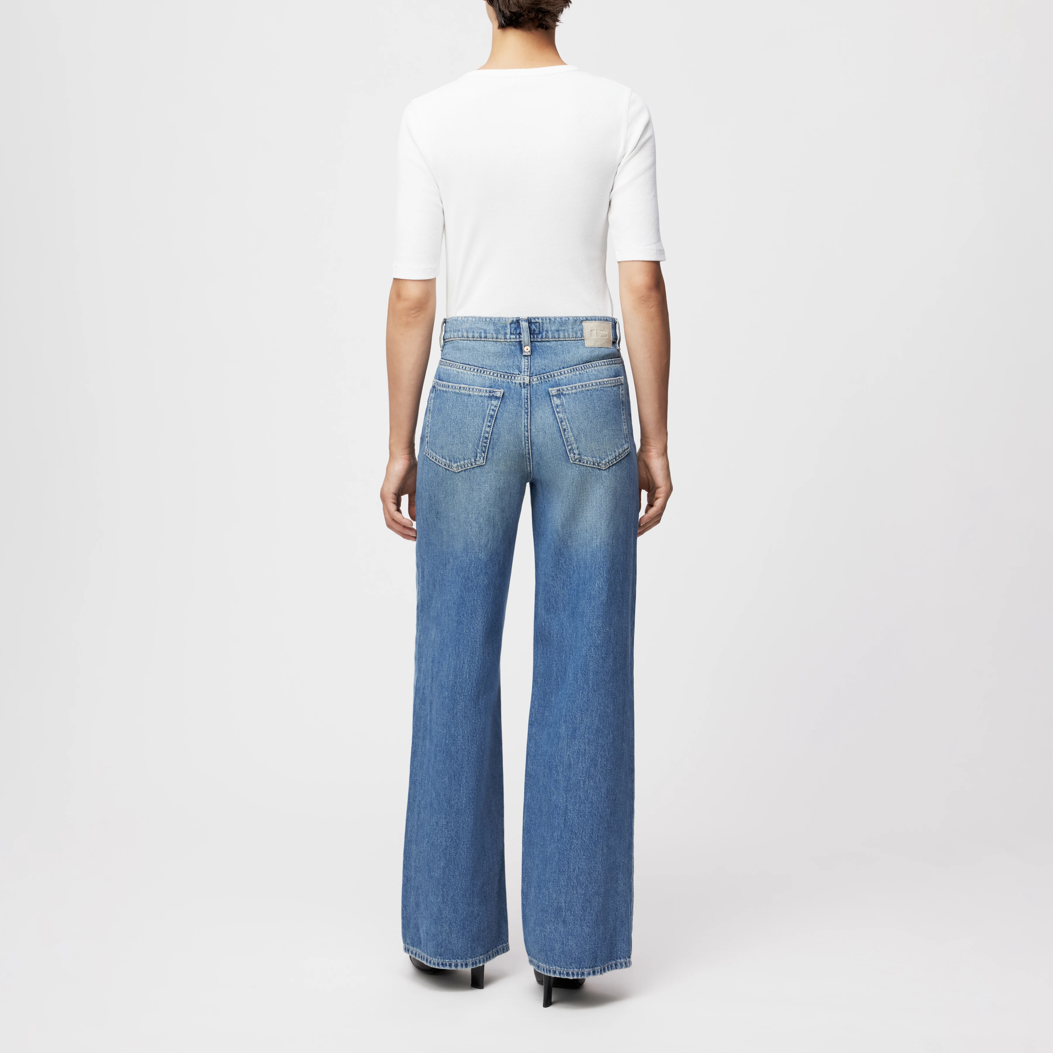 FLUNG - Mid-Waist Jeans in Light-Blue Denim - Damen - blau - Rückansicht