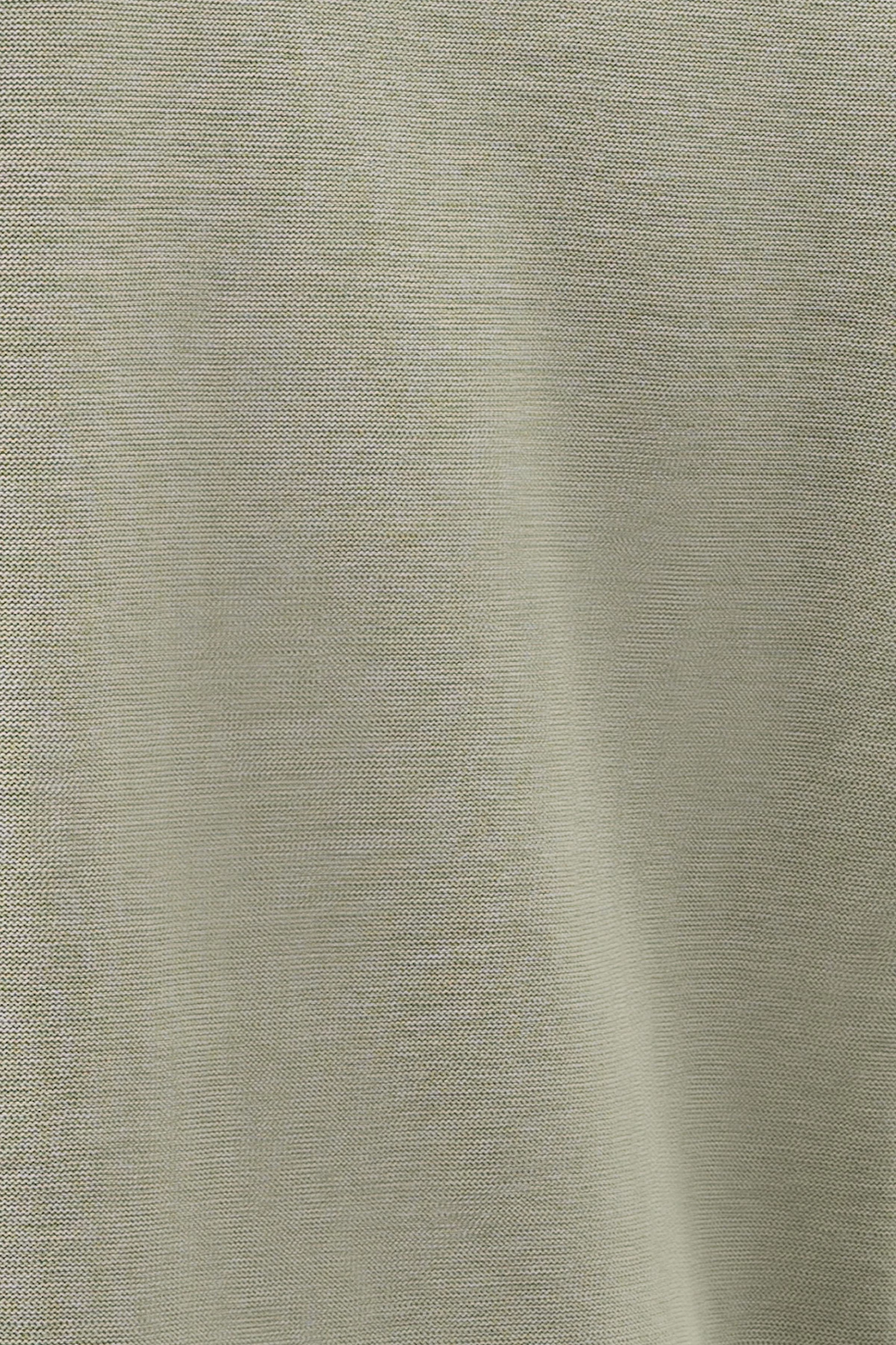 RIK - Pullover mit rollenden Kanten aus reiner Baumwolle - Herren - grün - Detailansicht am Model